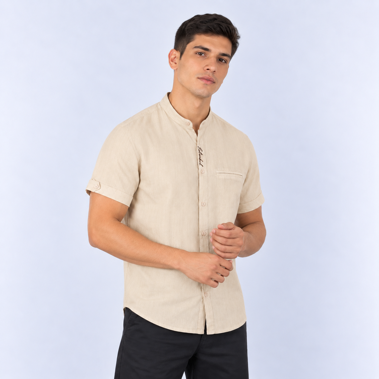 Camisa hombre cuello alto y bordado