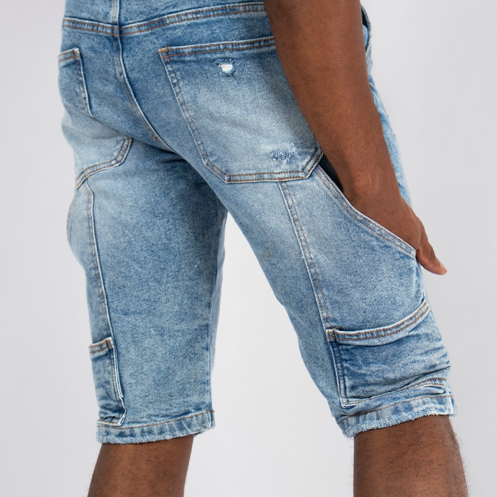 Bermuda hombre azul claro con rotos