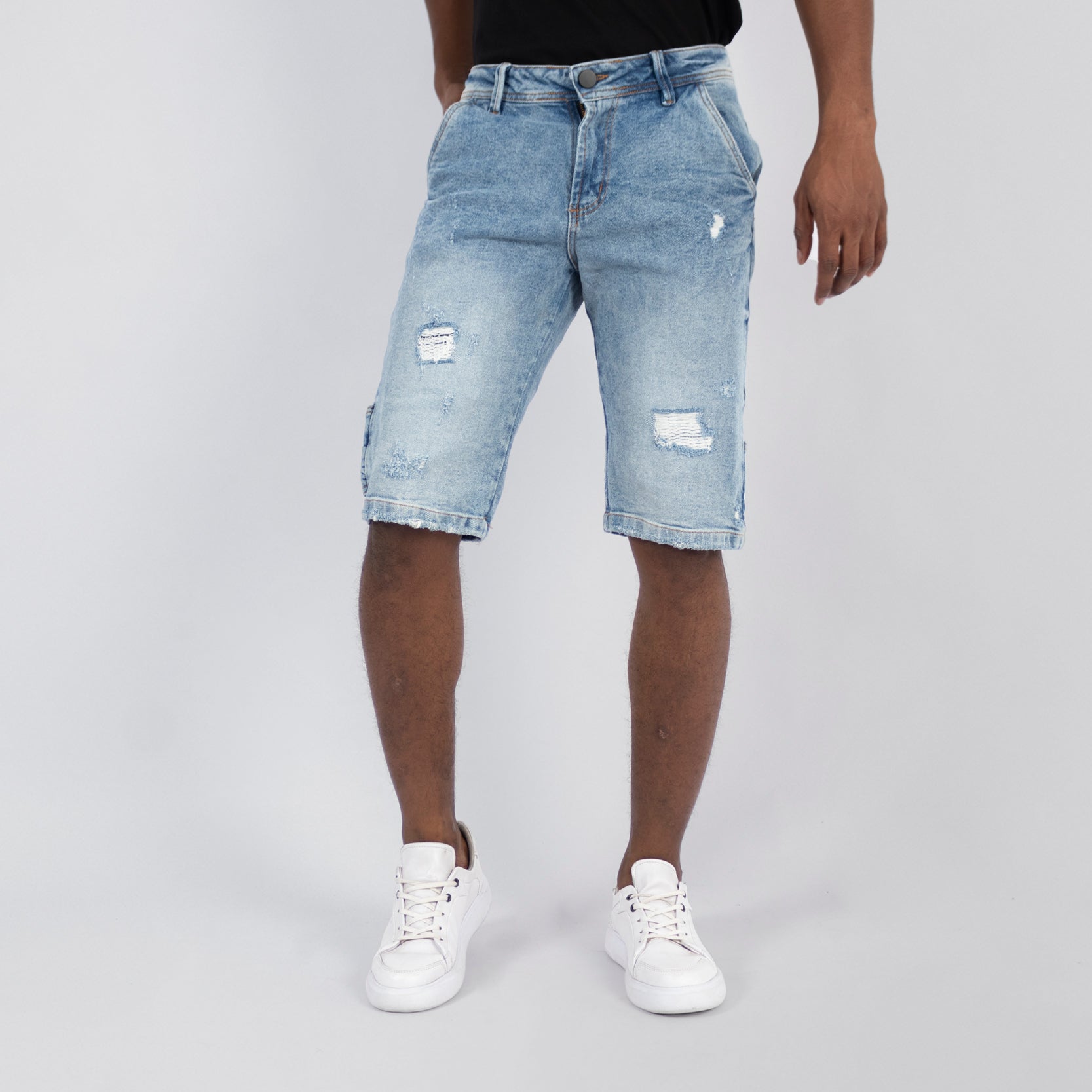 Bermuda hombre azul claro con rotos