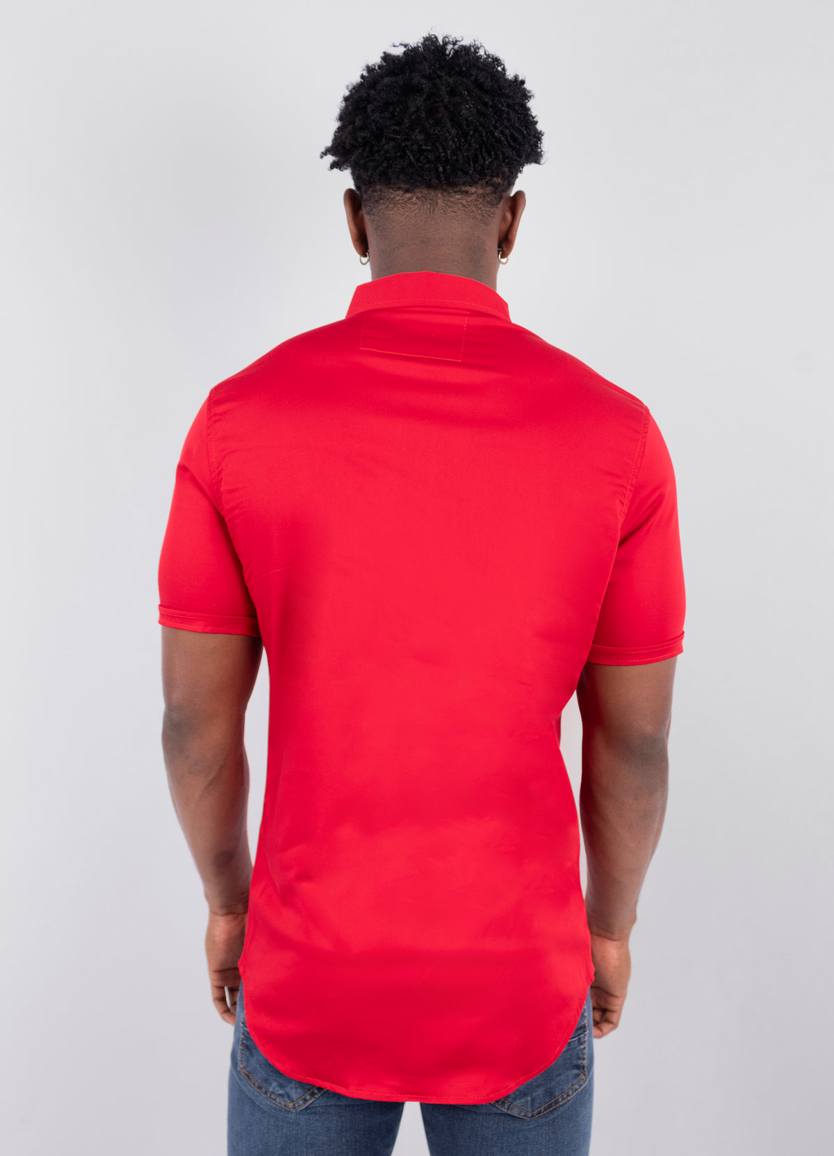 Camisa hombre basica cuello rojo