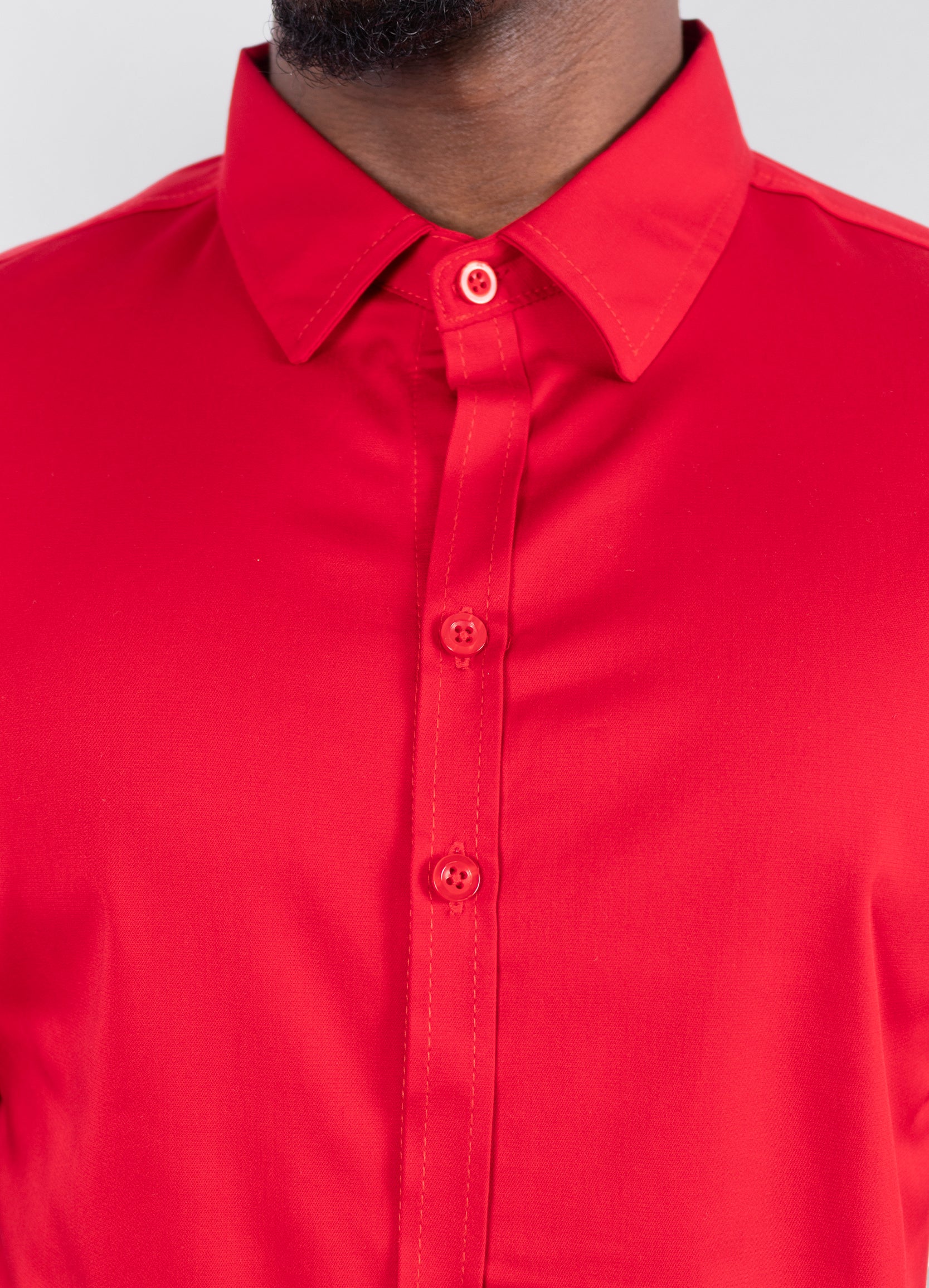 Camisa hombre basica cuello rojo