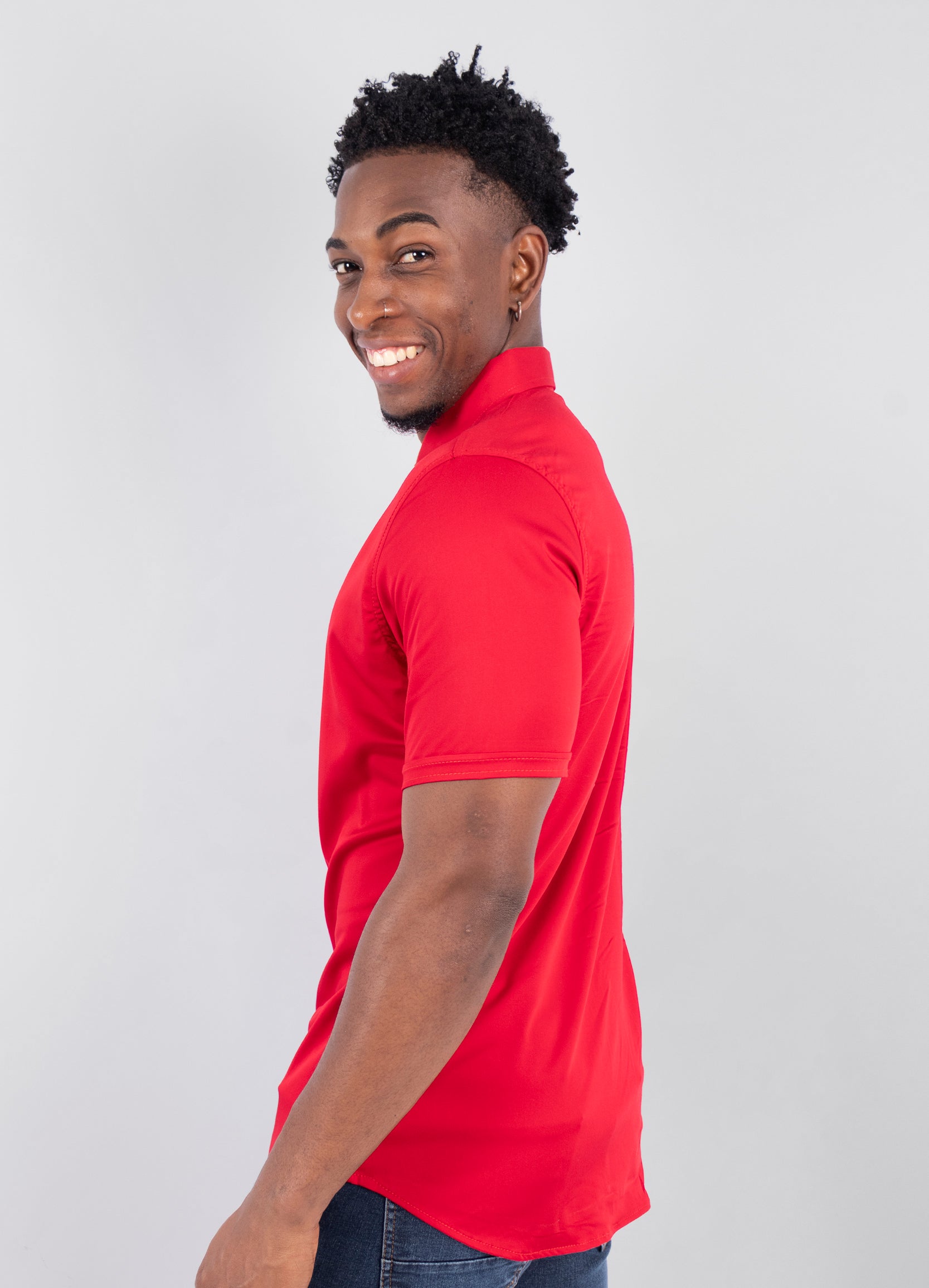 Camisa hombre basica cuello rojo