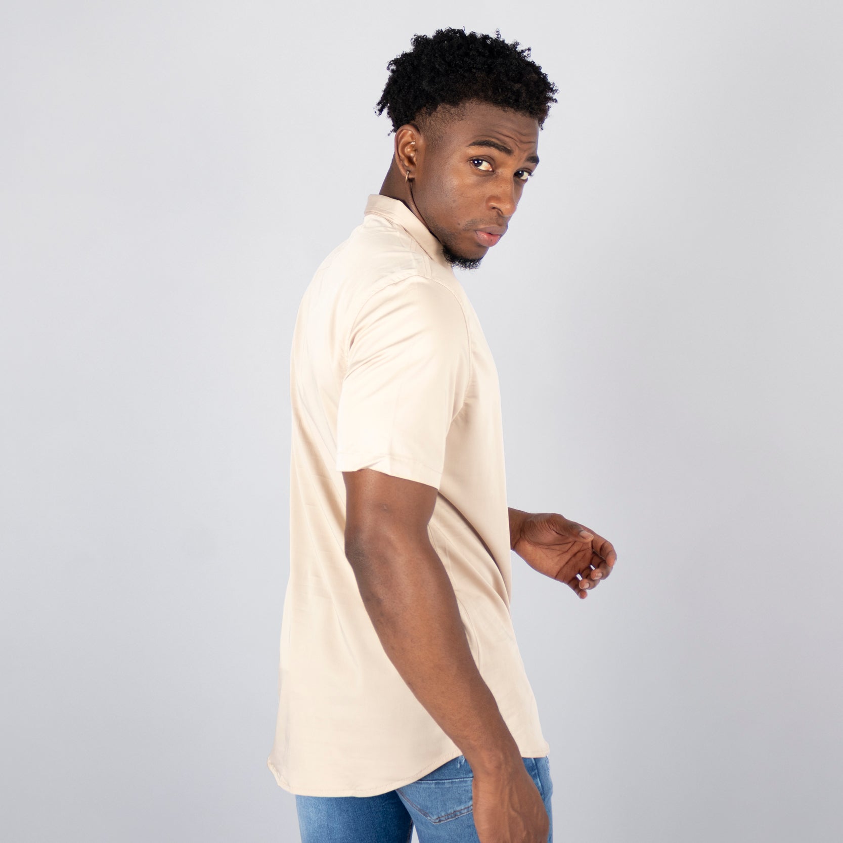 Camisa hombre  basica cuello arena