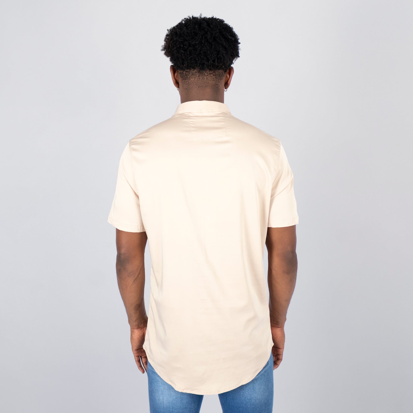 Camisa hombre  basica cuello arena