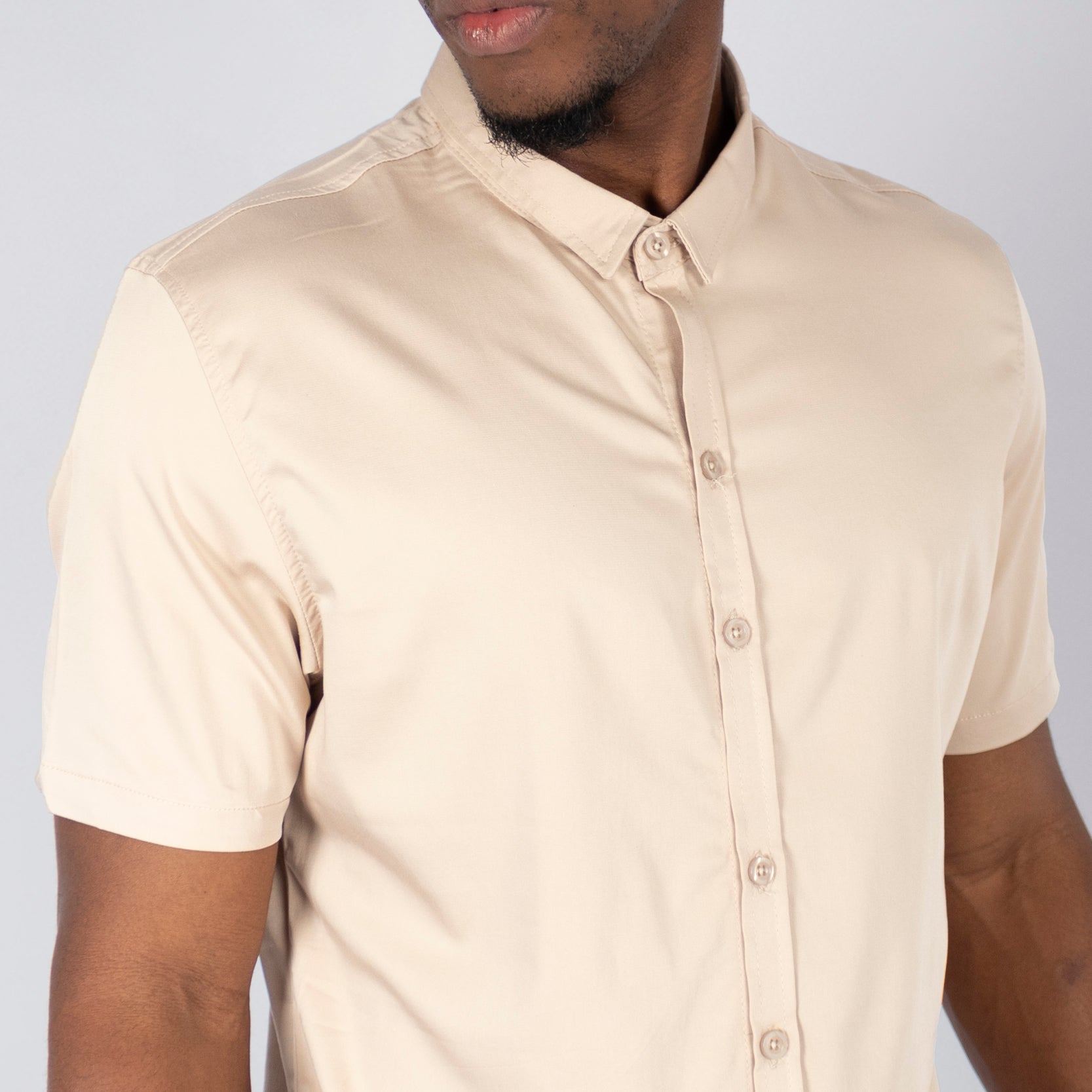 Camisa hombre  basica cuello arena