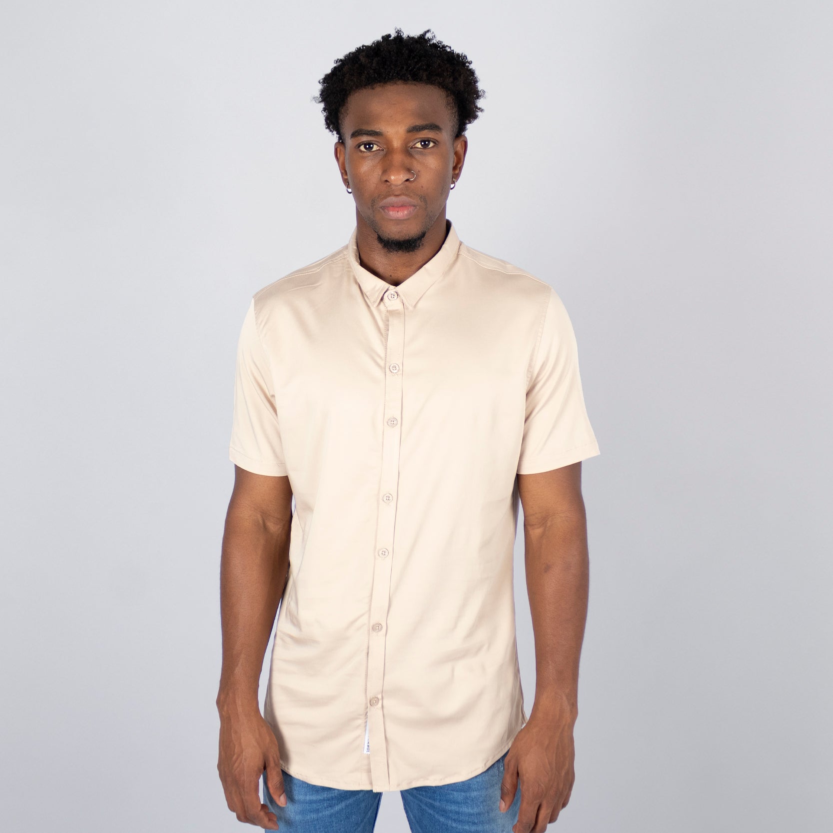 Camisa hombre  basica cuello arena