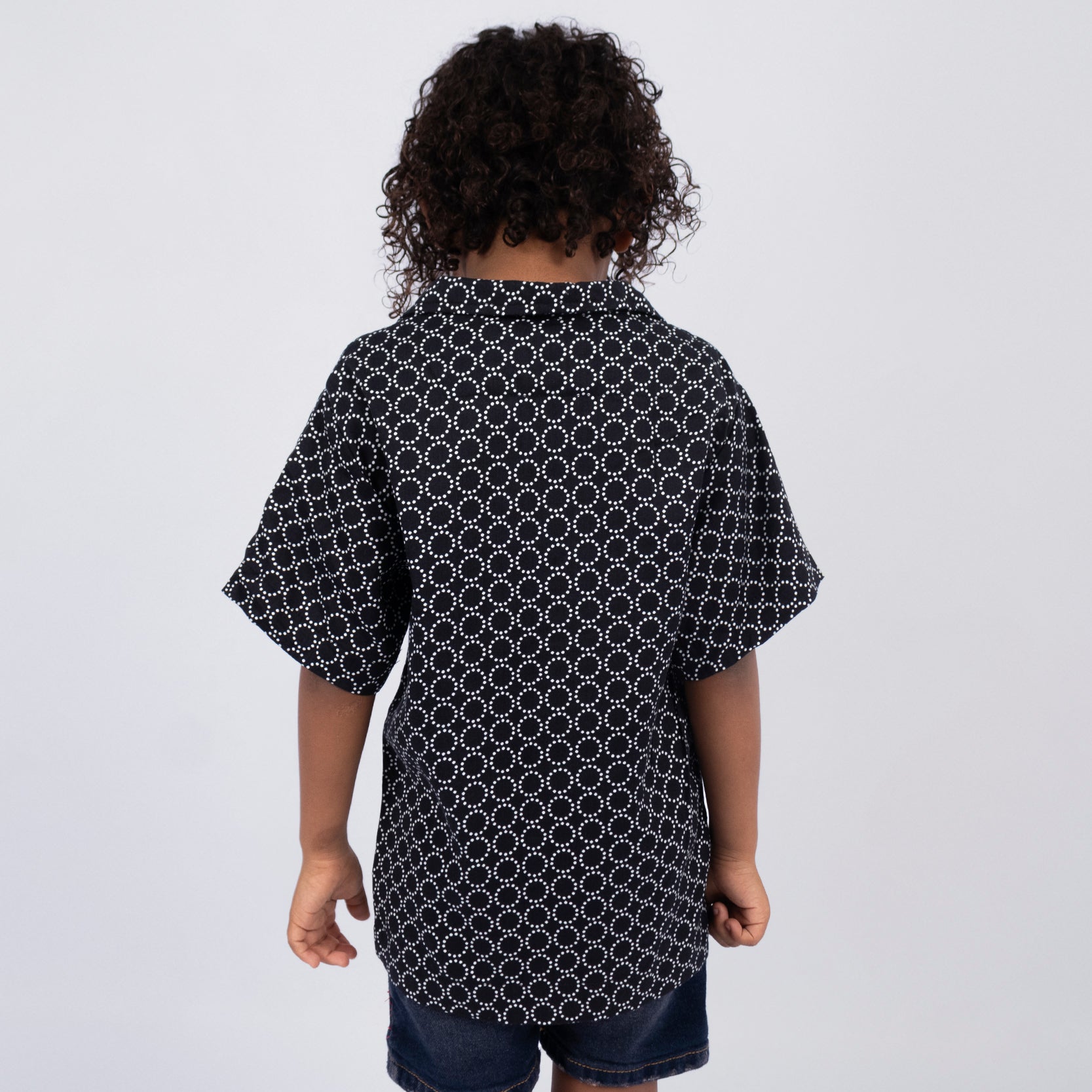 Camisa niño negra figuras