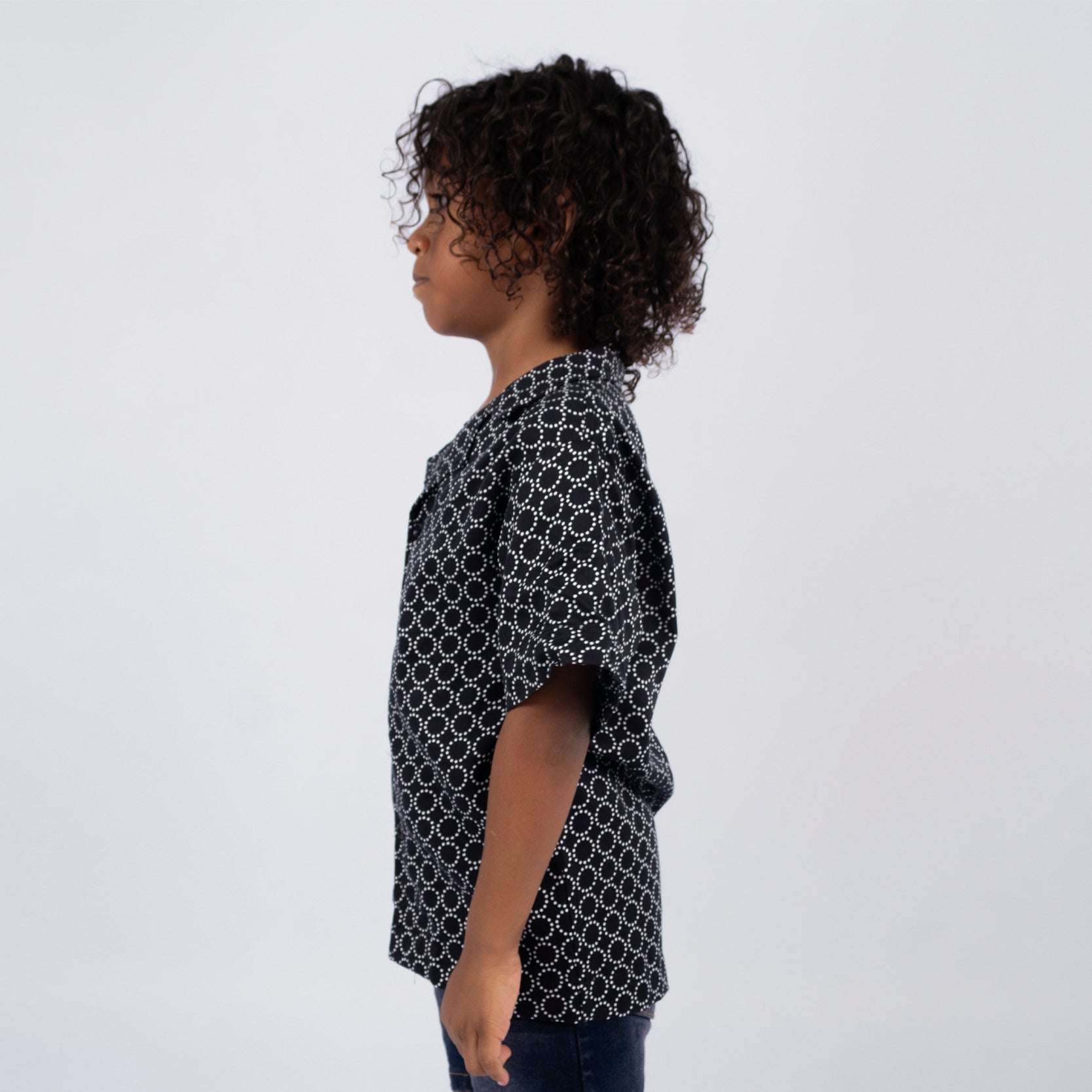 Camisa niño negra figuras
