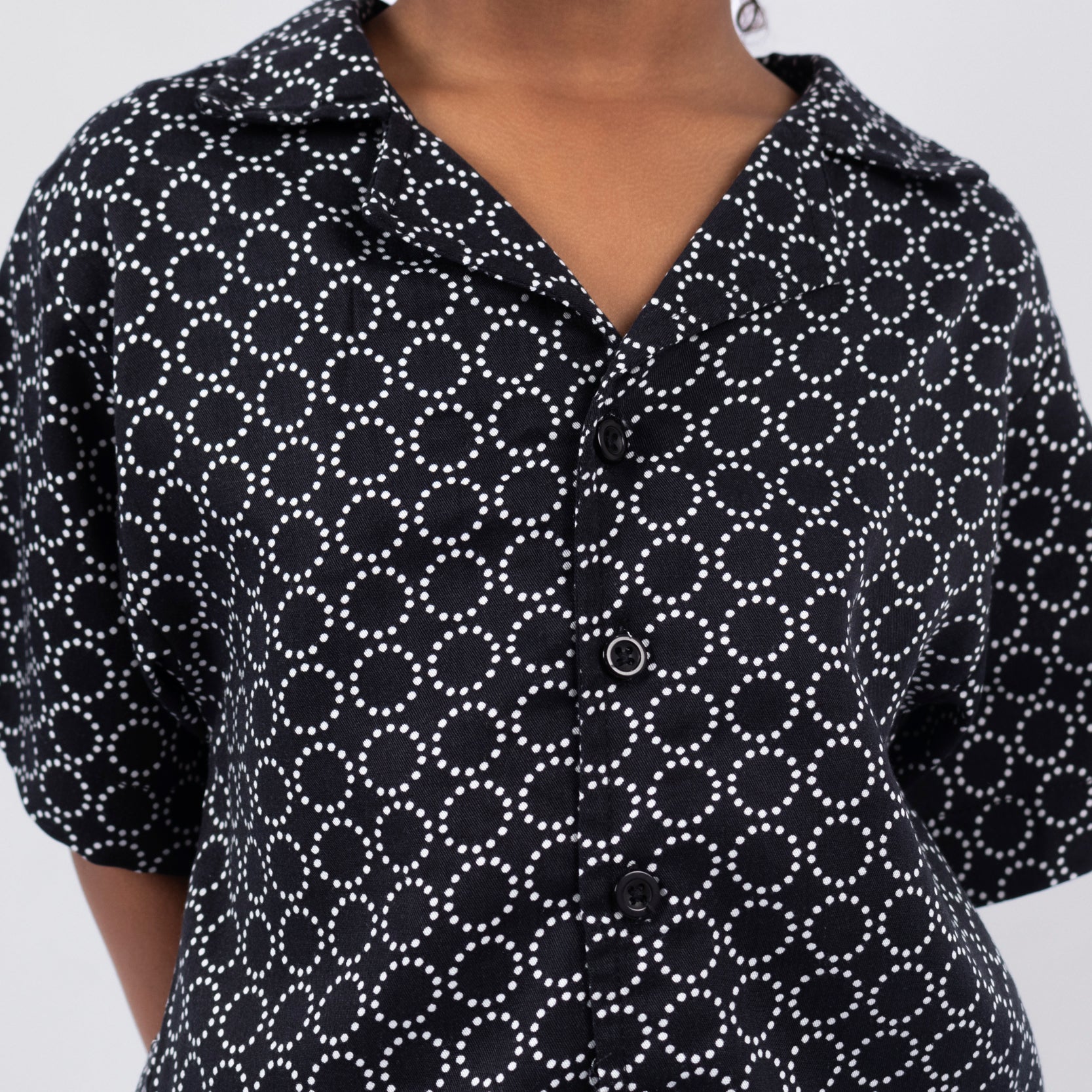 Camisa niño negra figuras