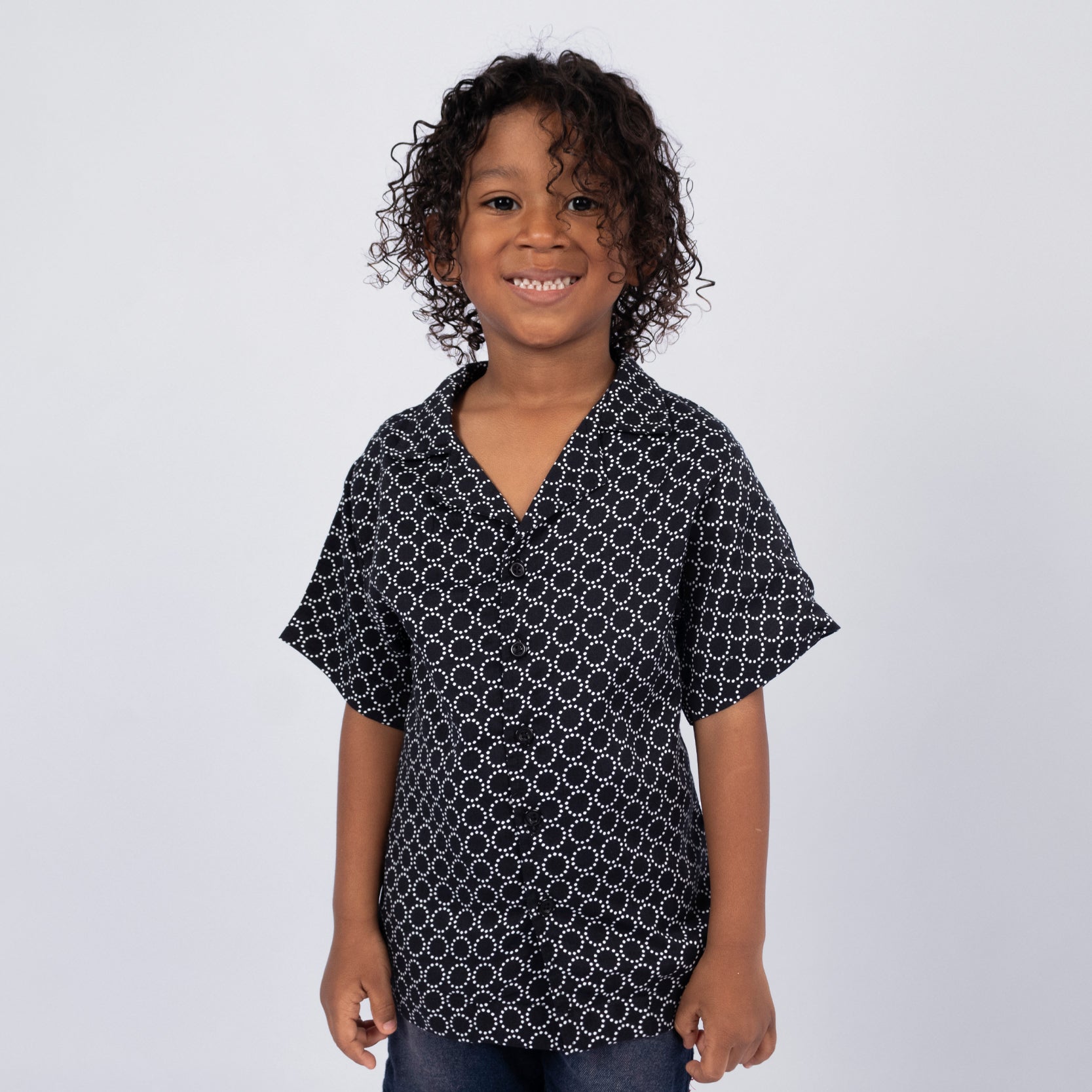 Camisa niño negra figuras