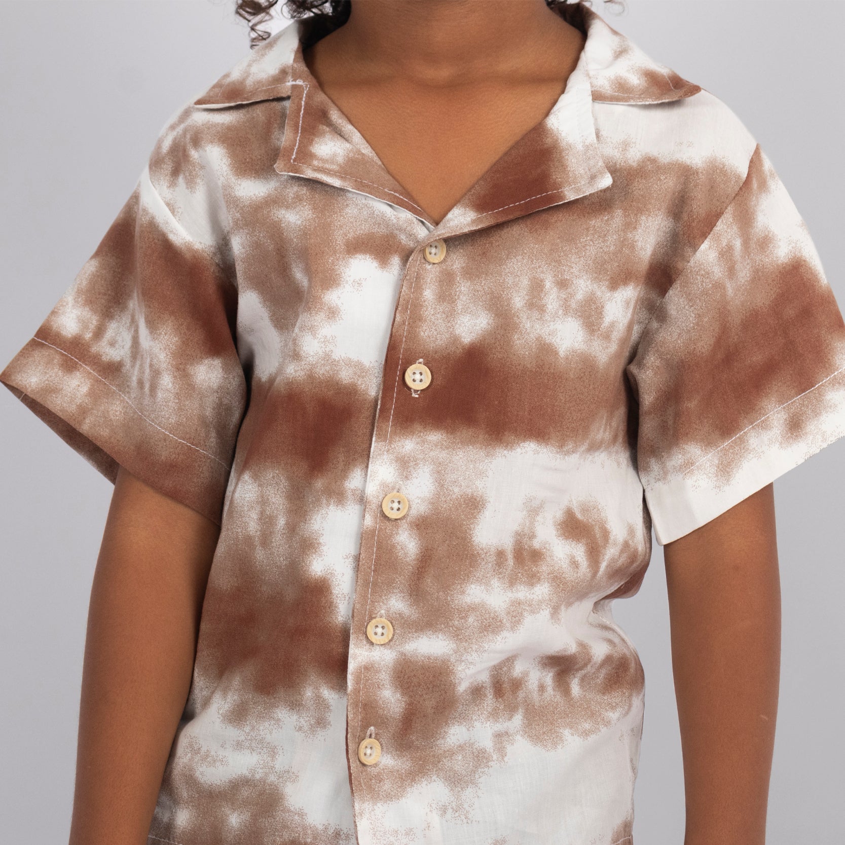 Camisa niño camel decorada