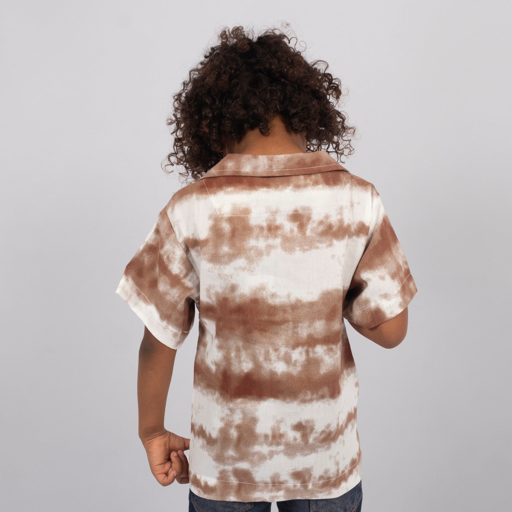 Camisa niño camel decorada