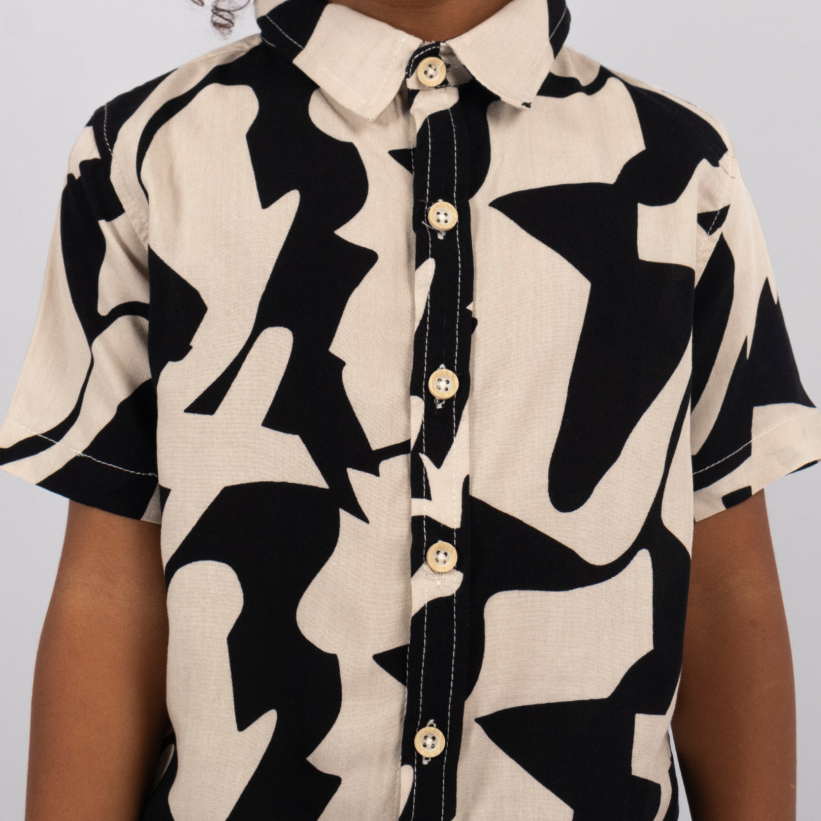 Camisa niño beige negro