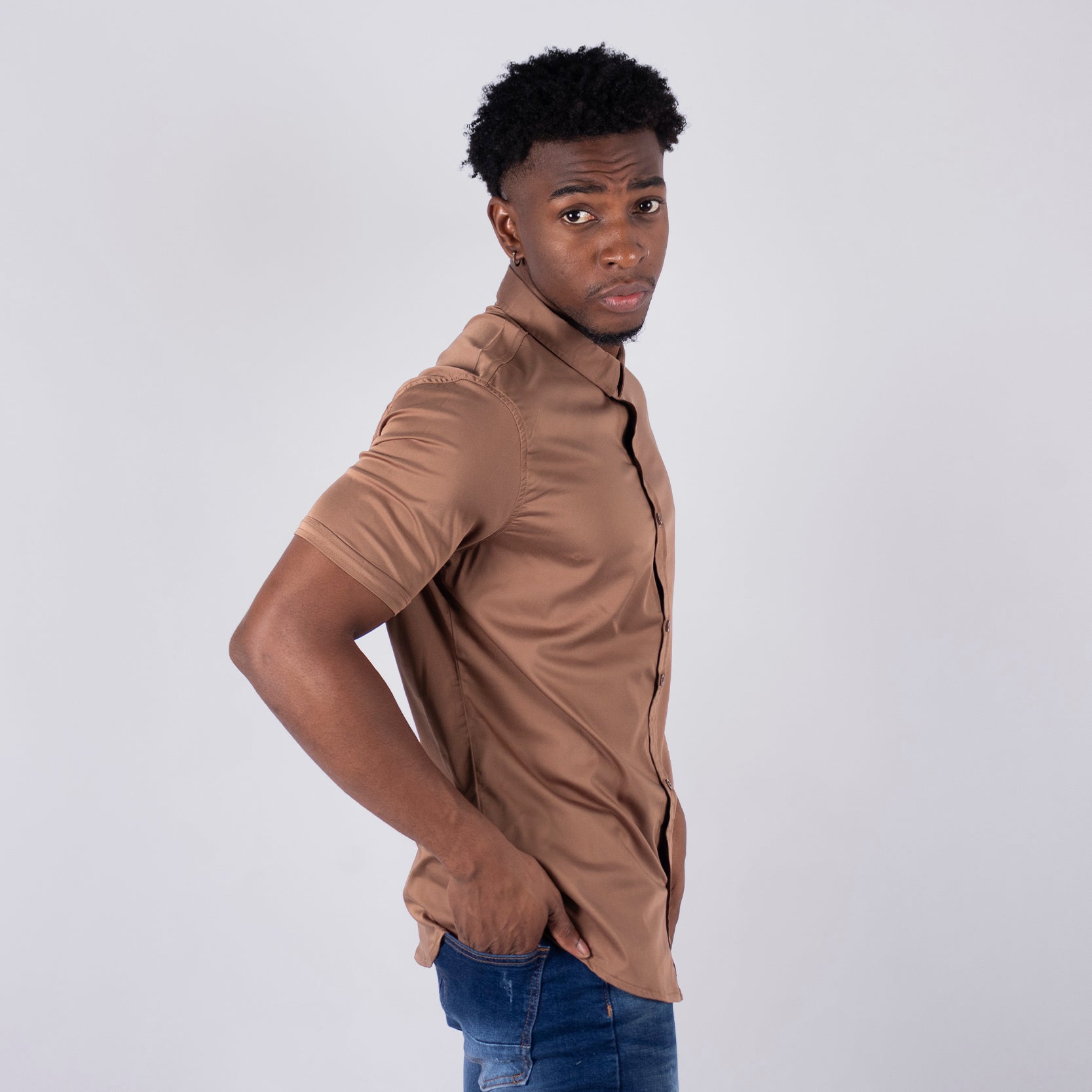 Camisa hombre cuello alto camel