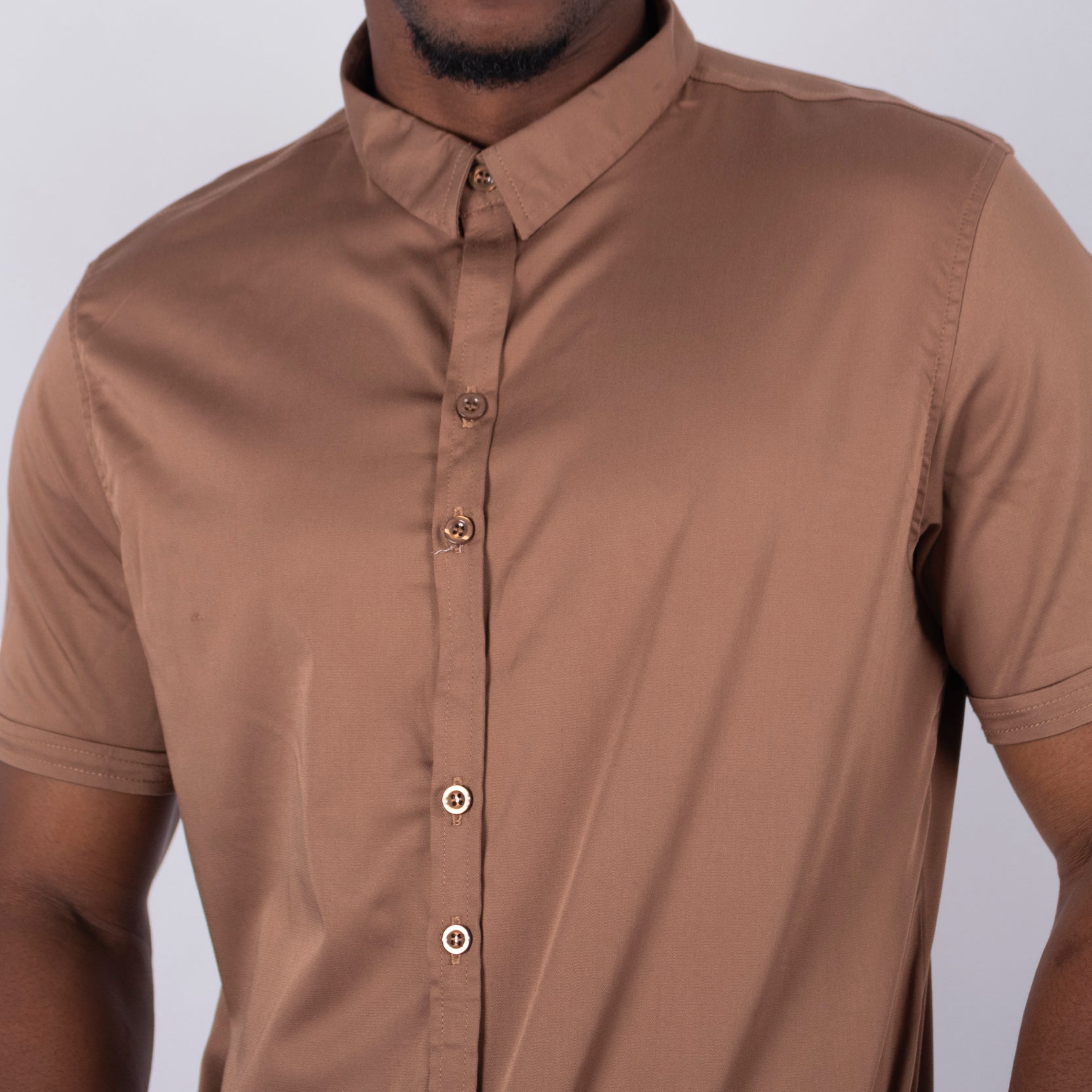 Camisa hombre cuello alto camel