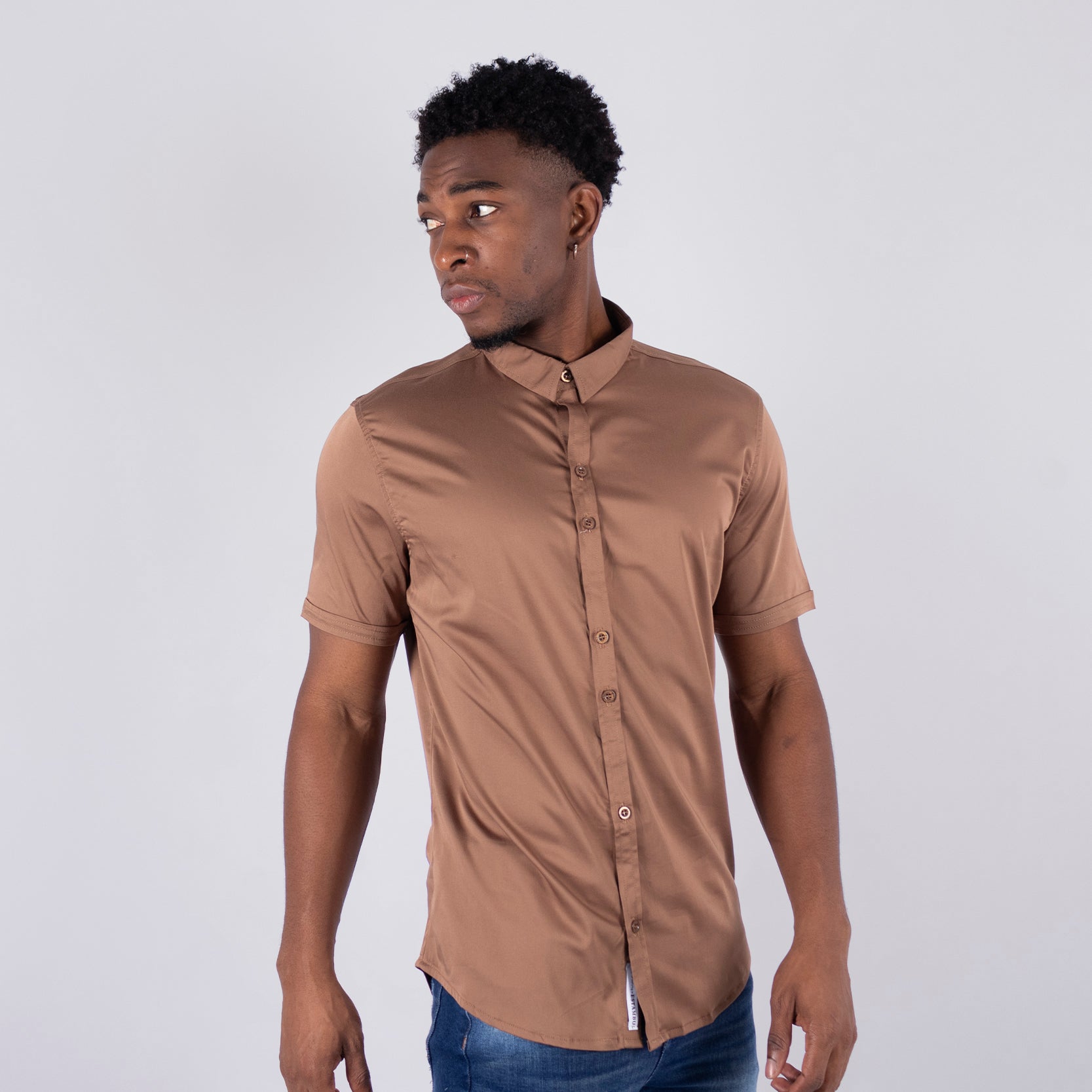 Camisa hombre cuello alto camel