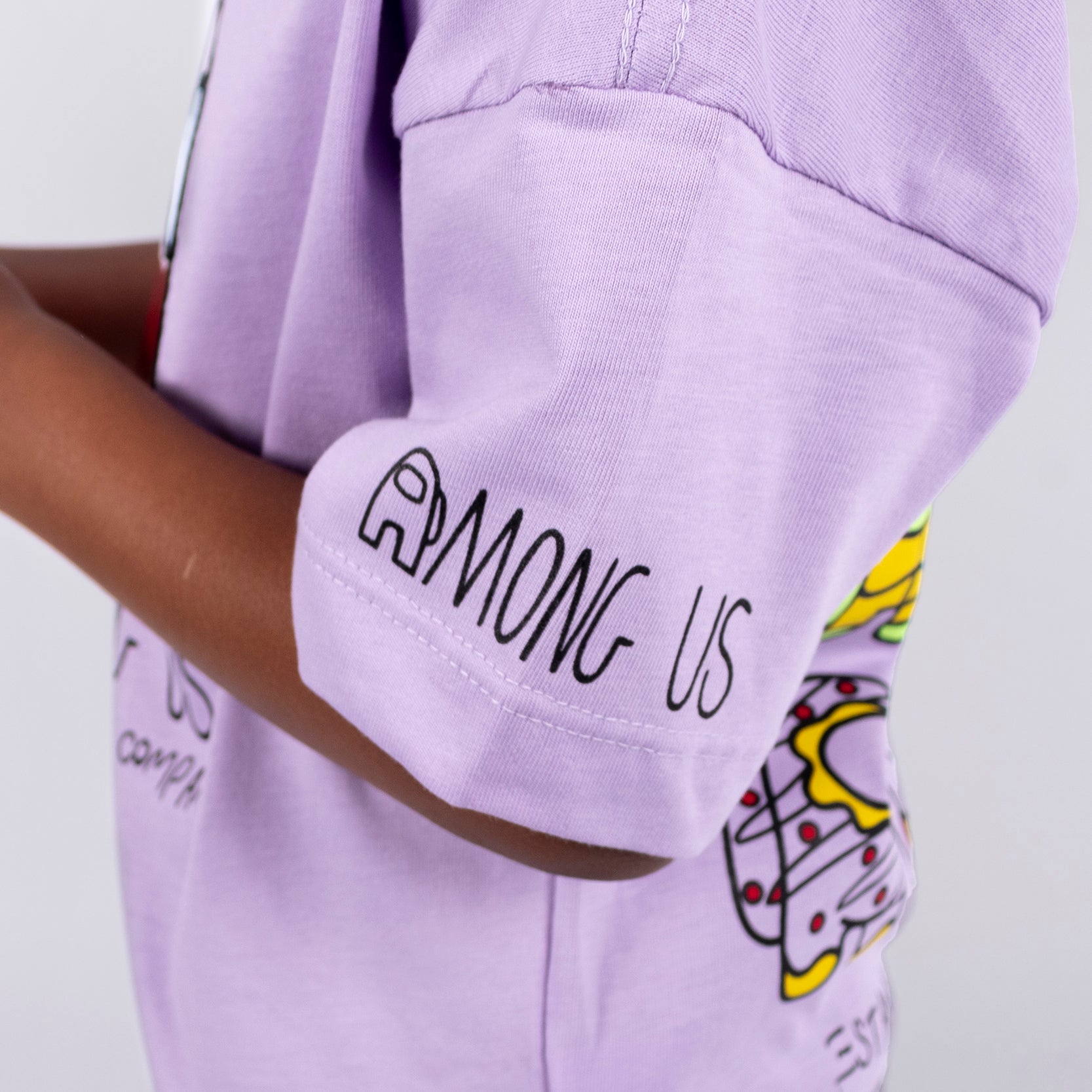 Oversize niño Among