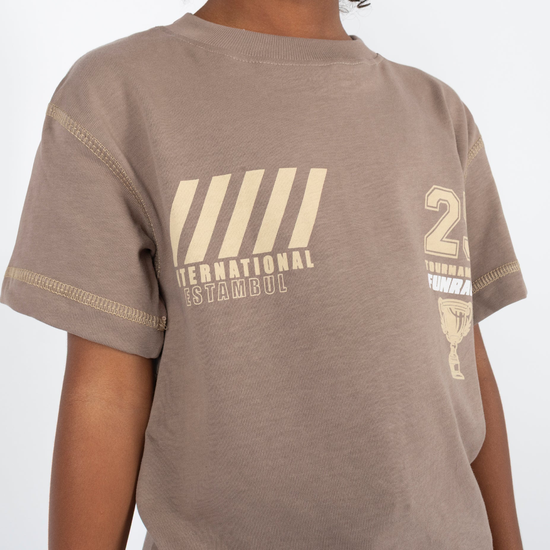 Oversize niño International Estambul