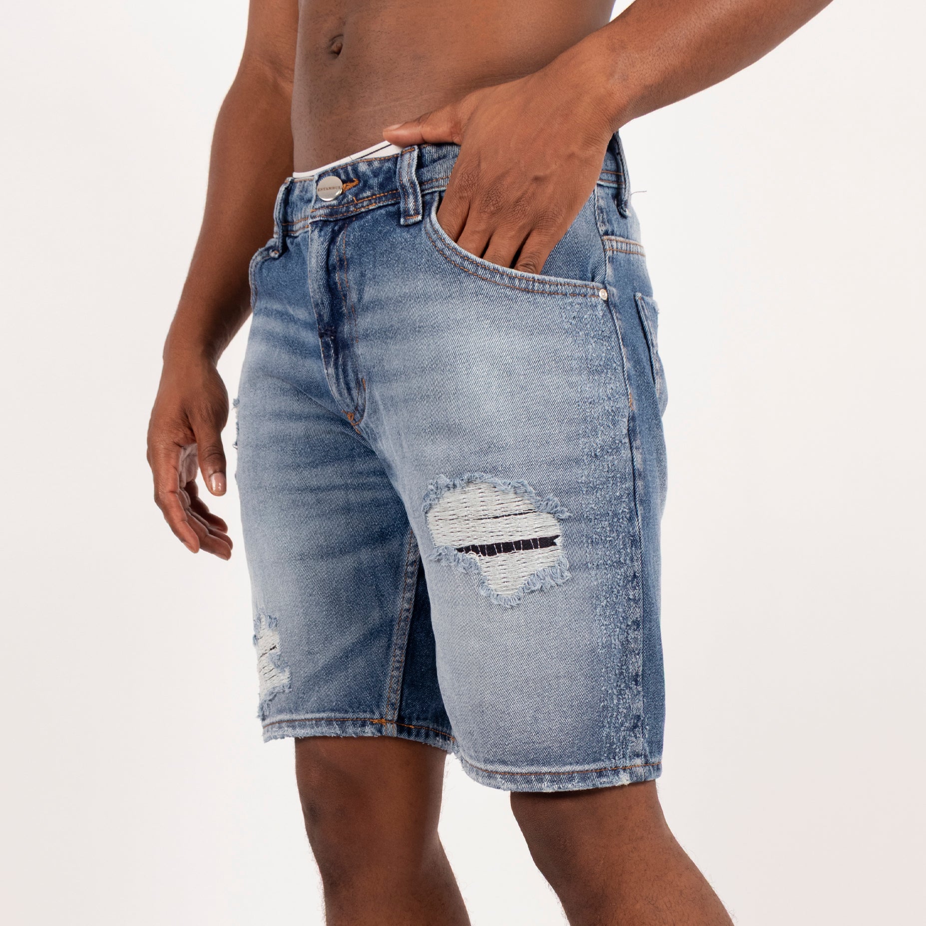 Bermuda hombre con desgaste