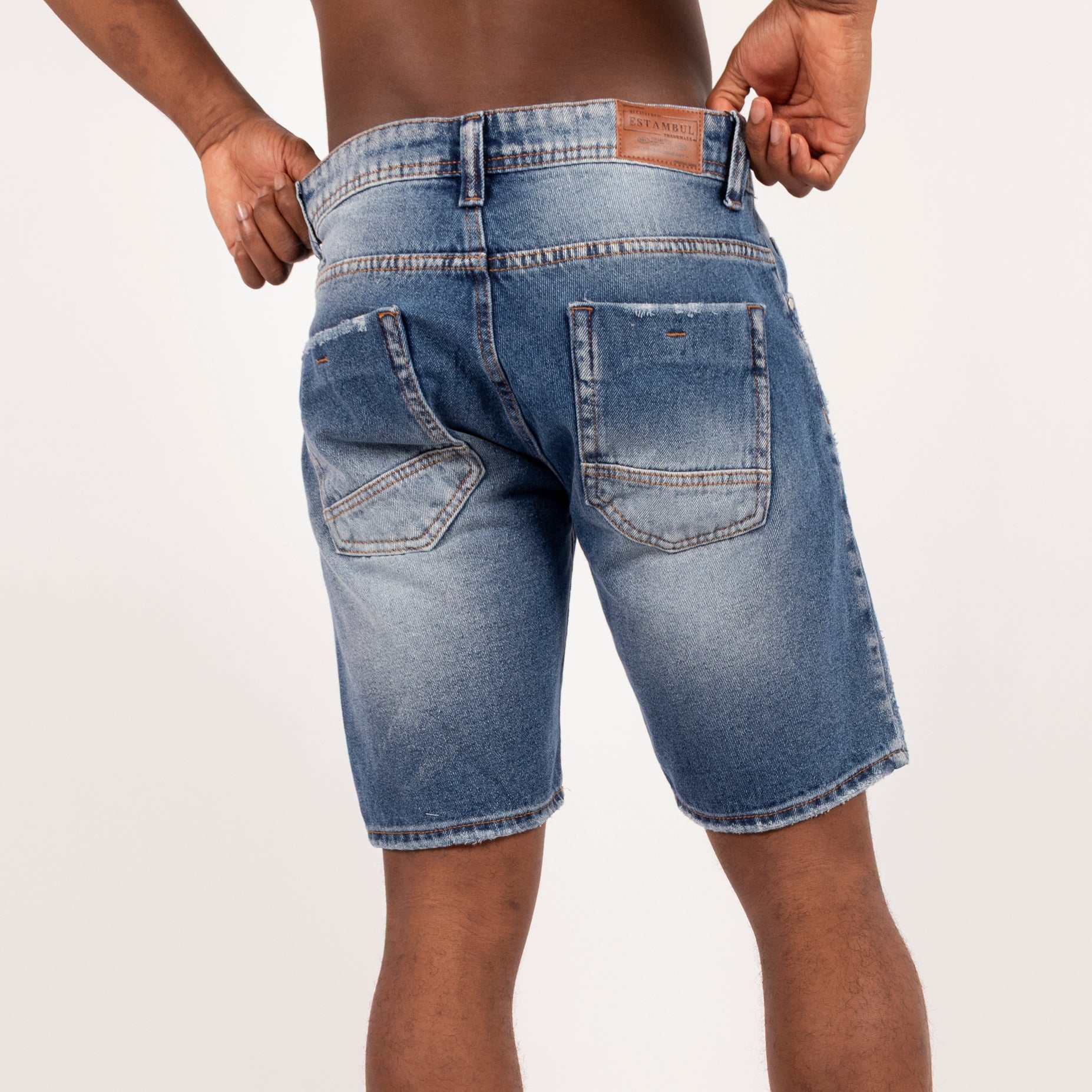 Bermuda hombre con desgaste