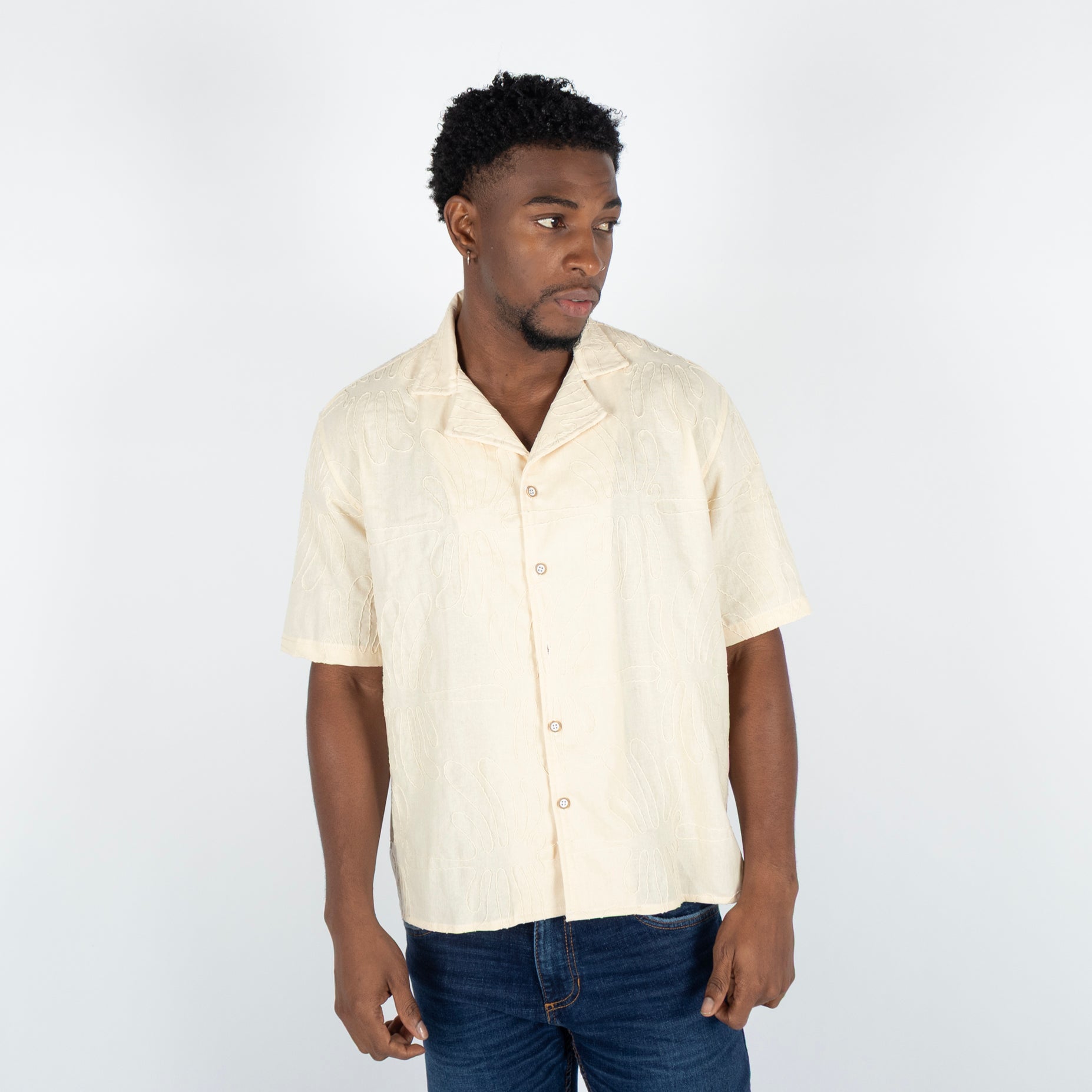 Camisa hombre cuello sport tejida beige