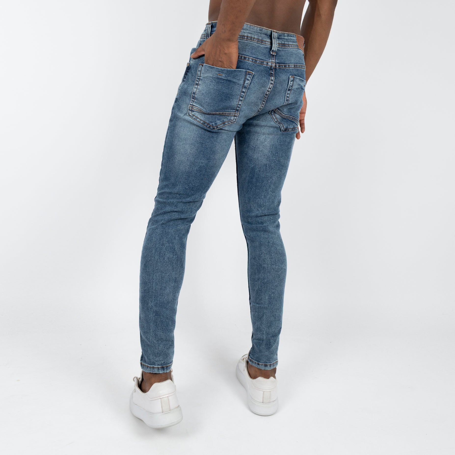Jean hombre skinny con desgaste
