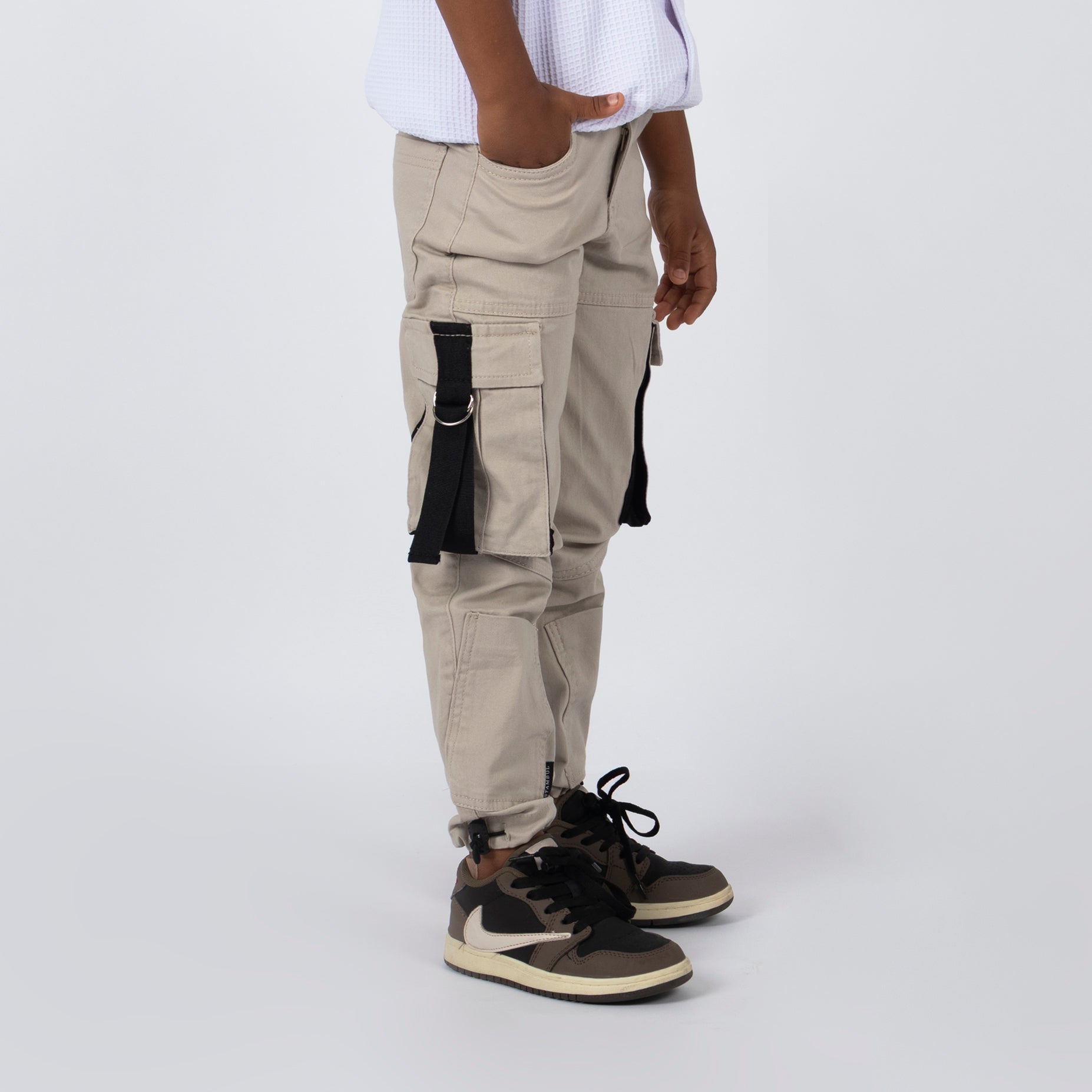Jogger niño cargo beige claro