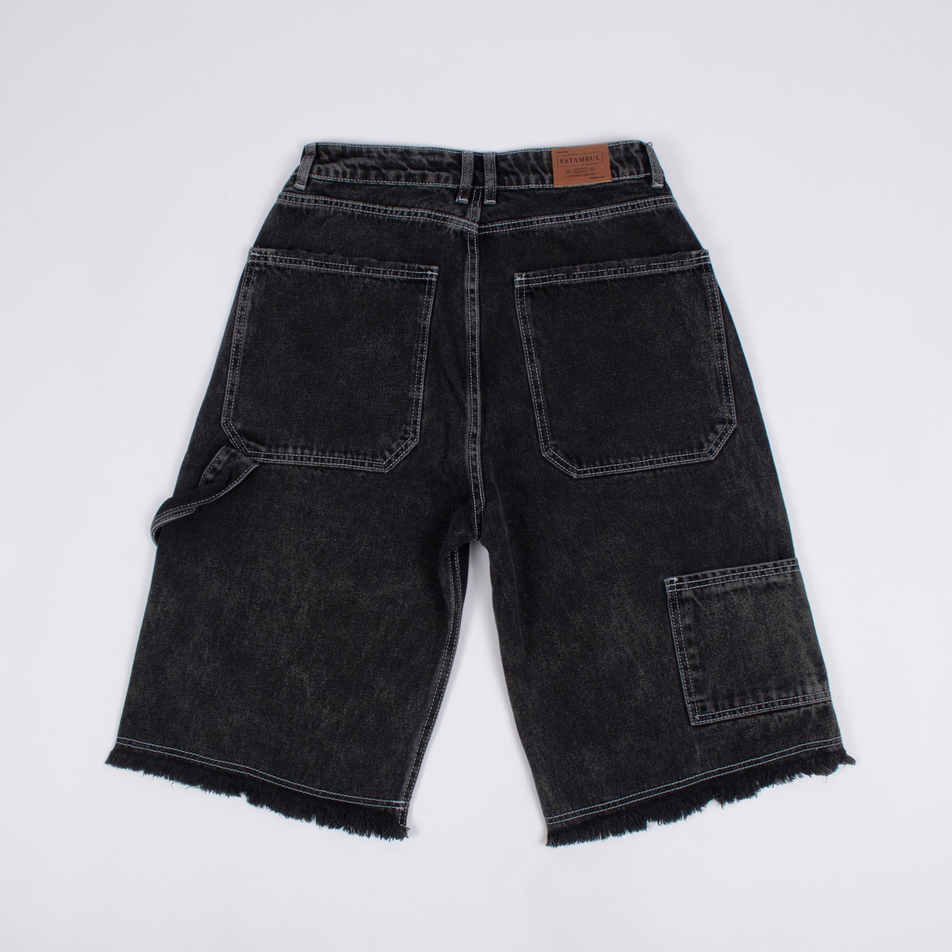 Bermuda hombre cargo oscura