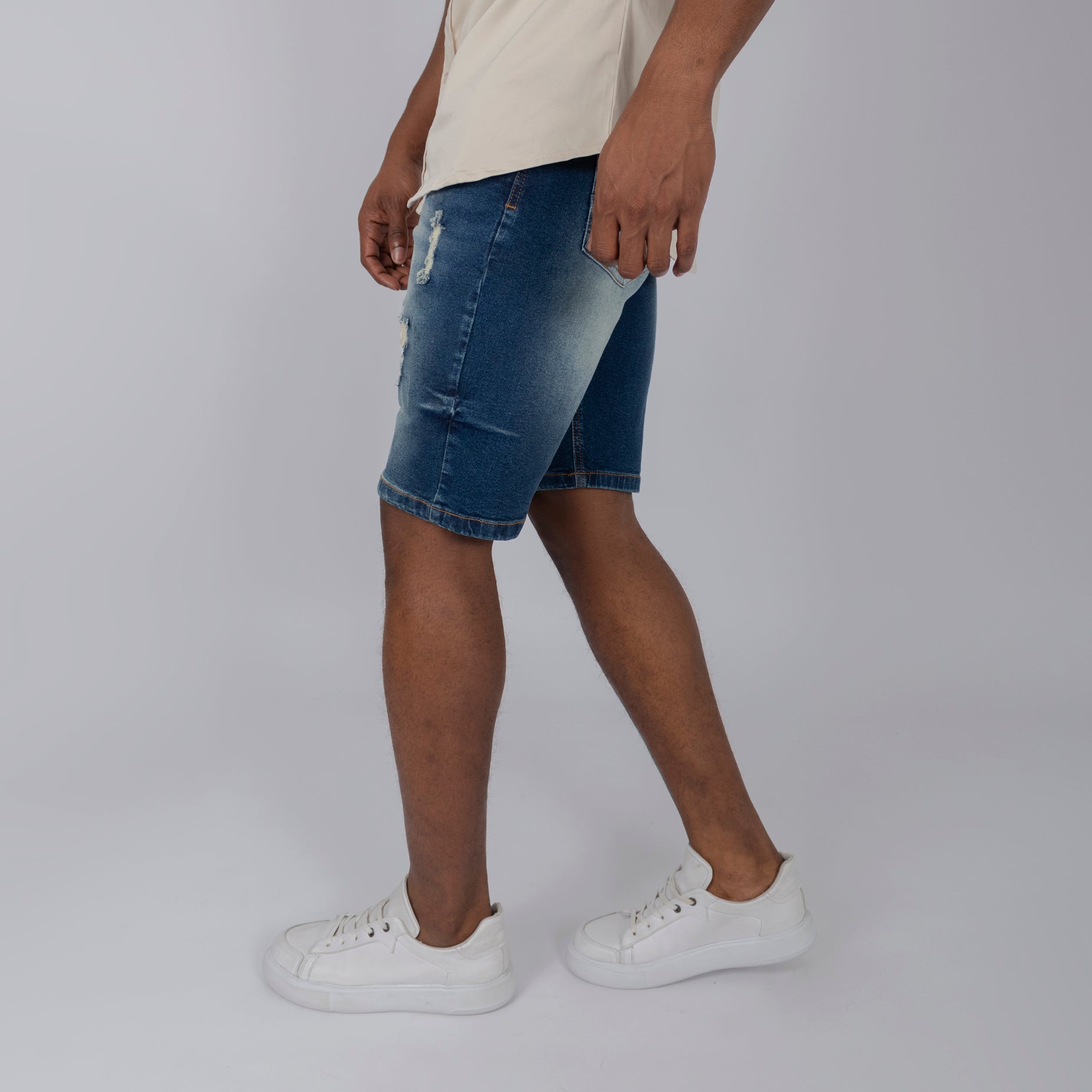 Bermuda hombre oscura con rotos