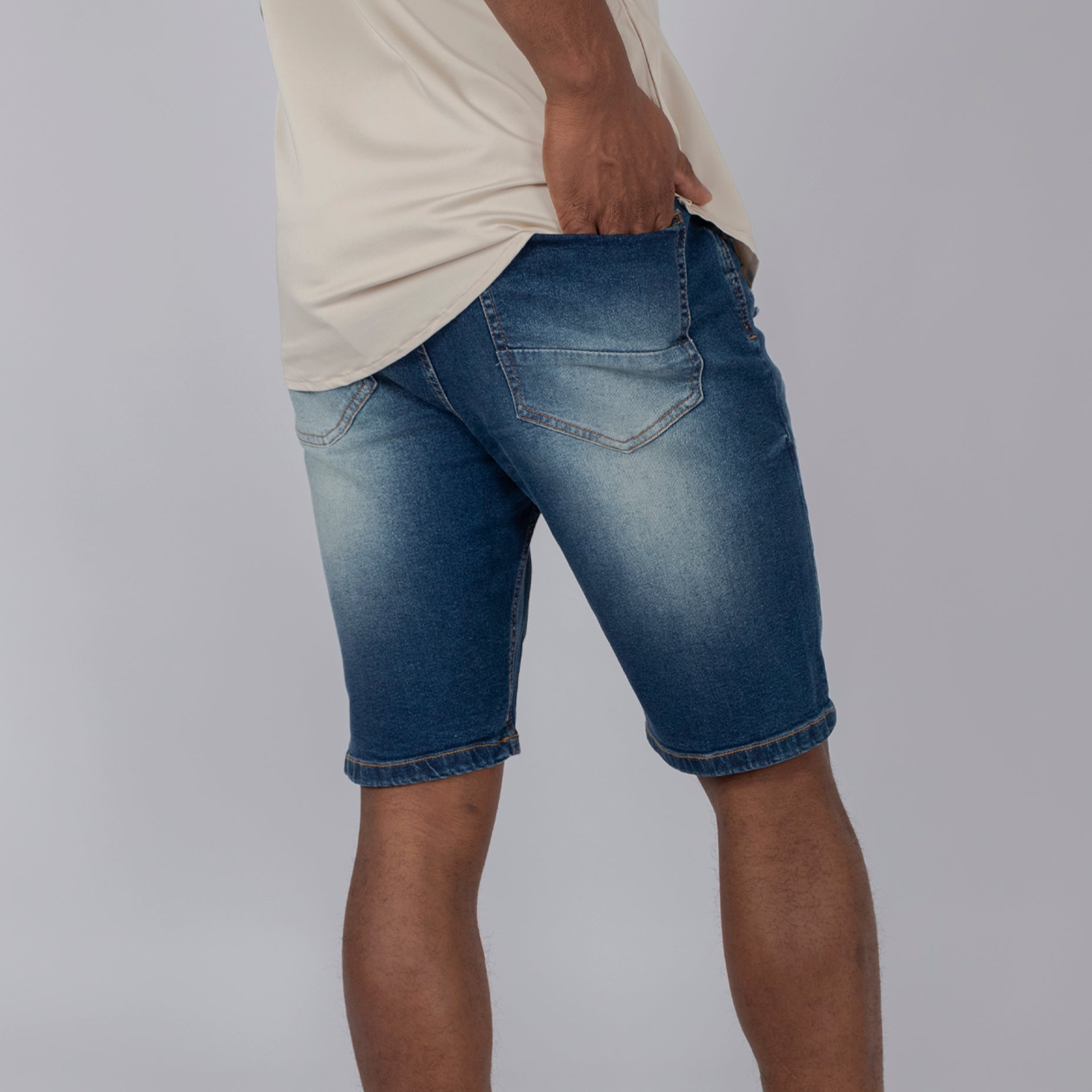 Bermuda hombre oscura con rotos