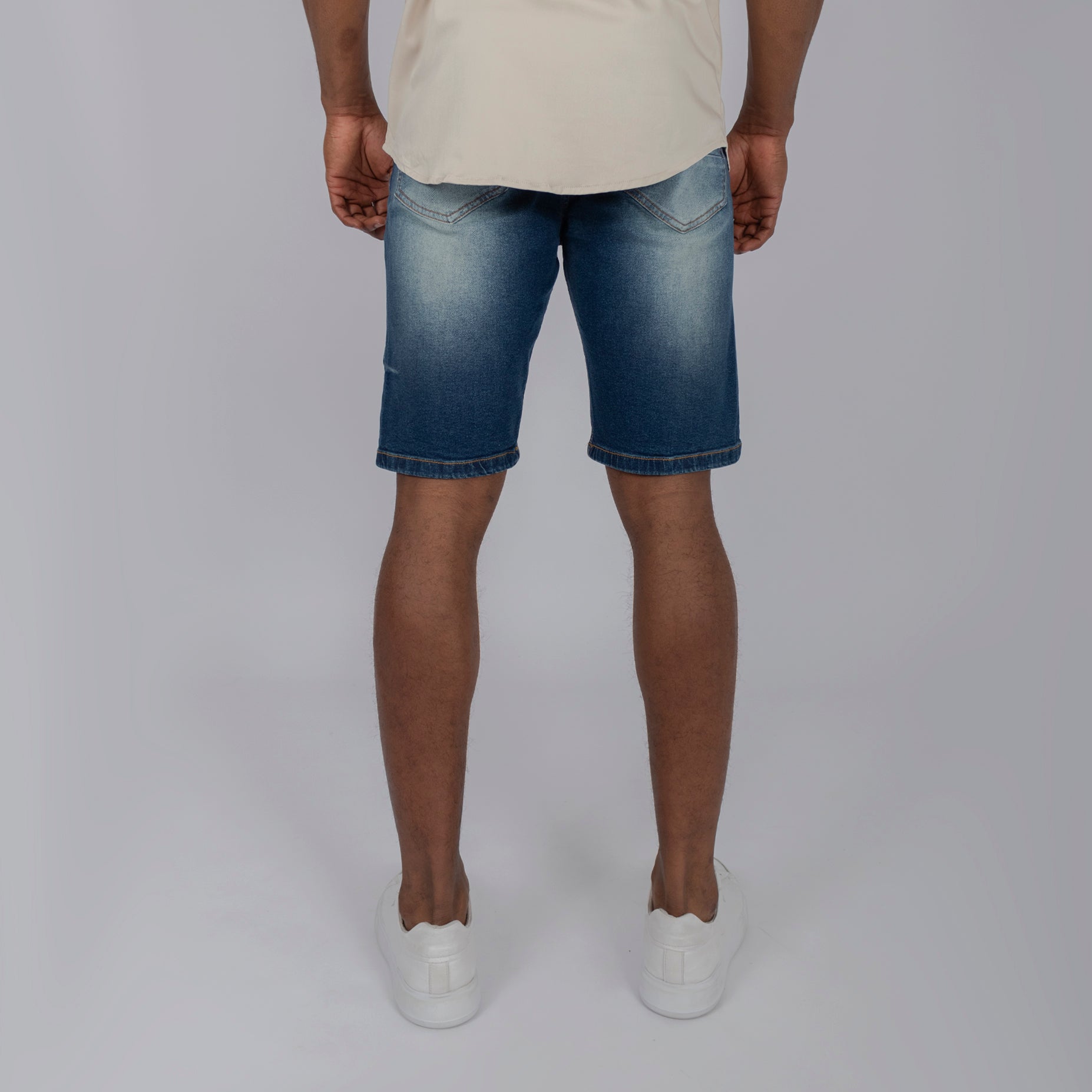 Bermuda hombre oscura con rotos