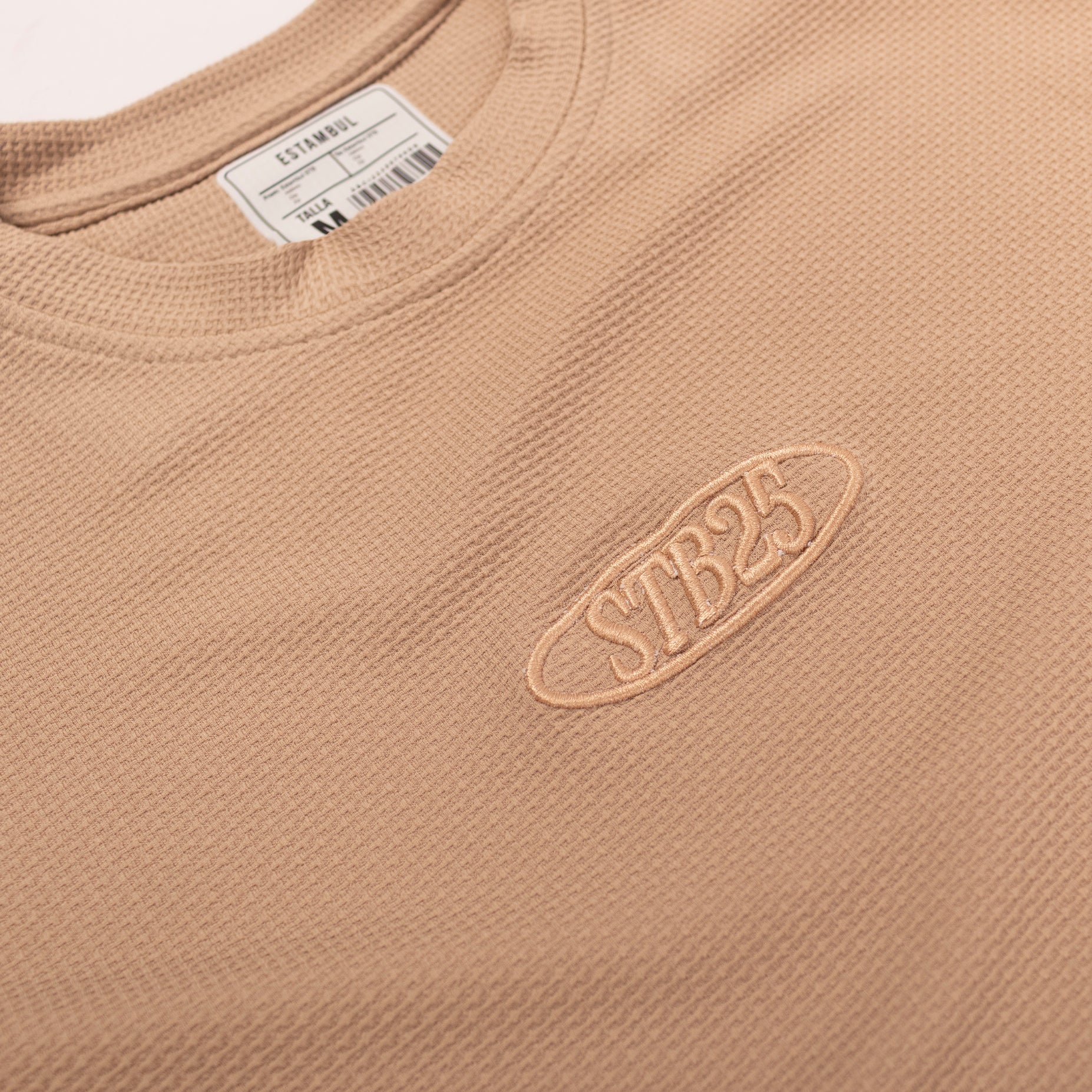 Camiseta hombre textura bordada camel