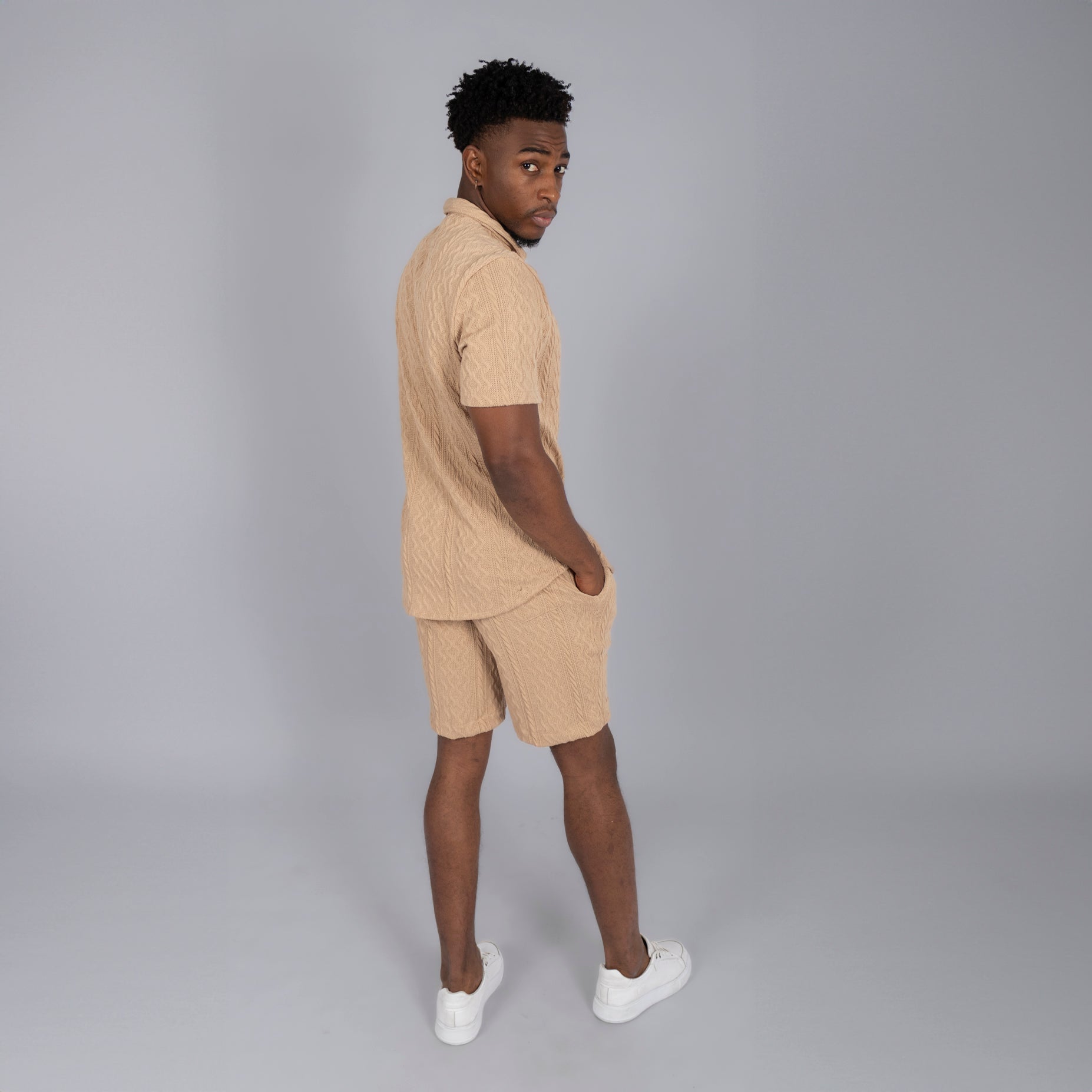 Conjunto hombre textura arena