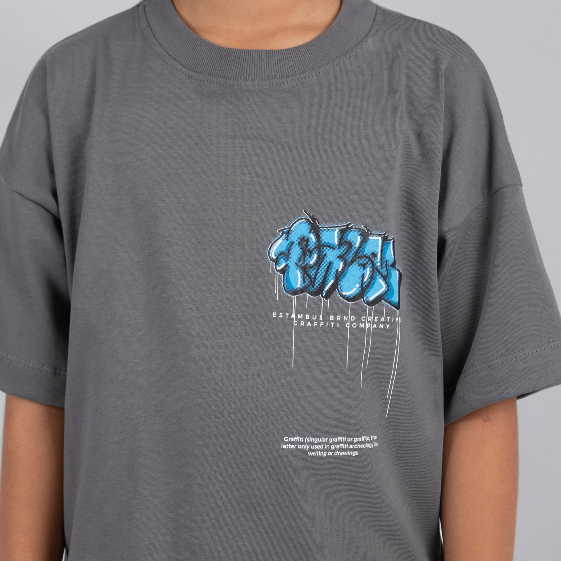 Oversize niño graffiti