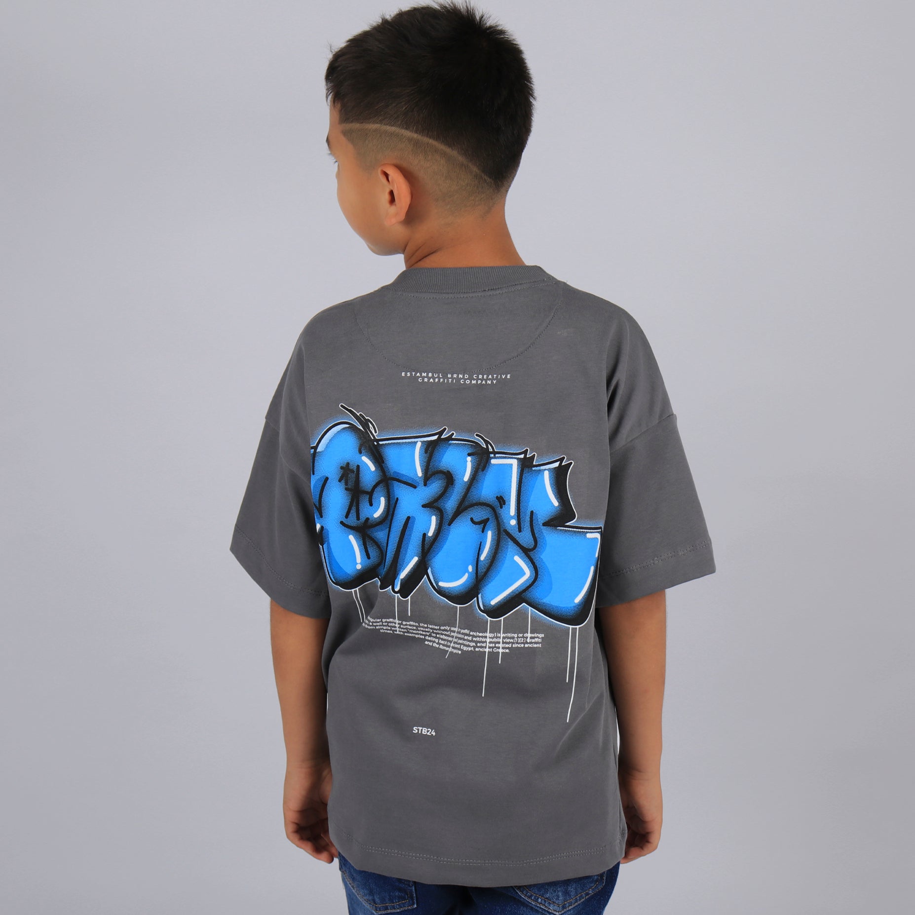 Oversize niño graffiti