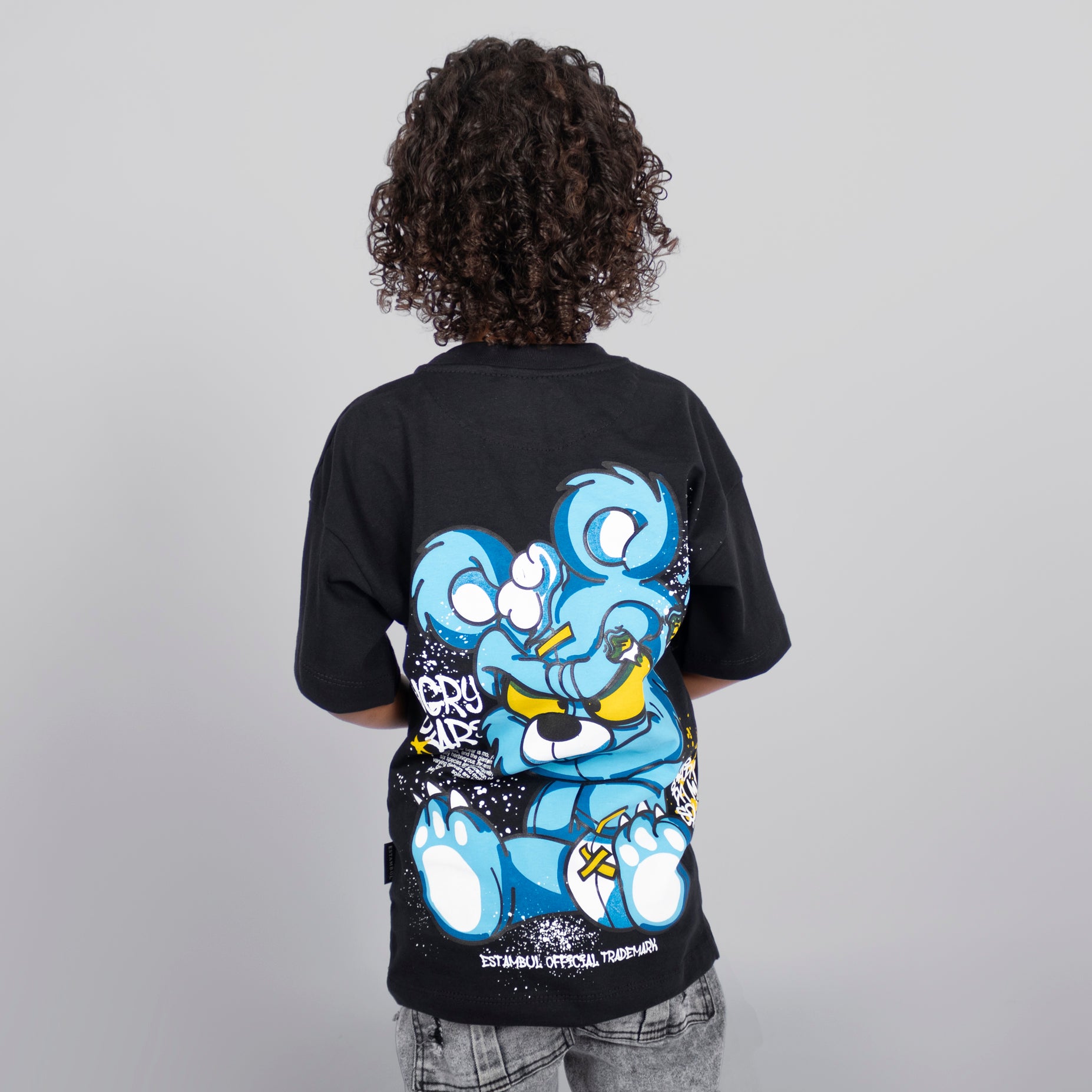 Oversize niño angry