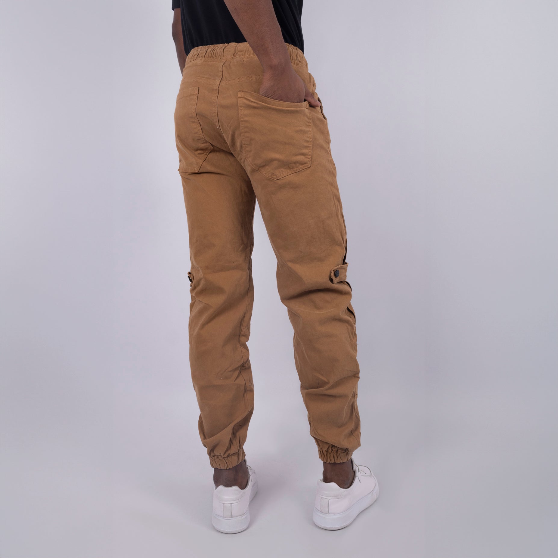 Jogger hombre camel oscuro