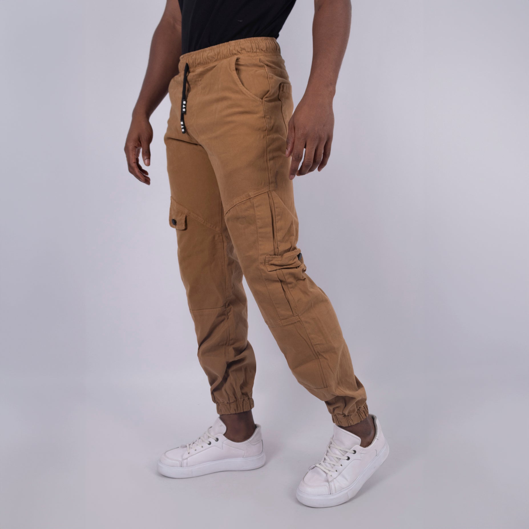 Jogger hombre camel oscuro