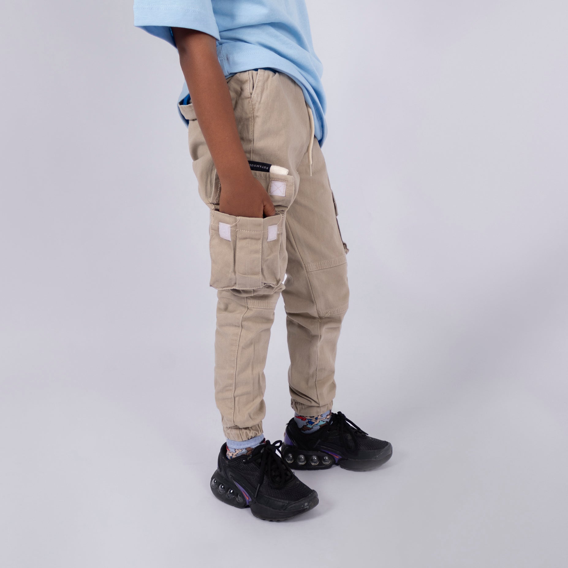 Jogger niño en Dril camel
