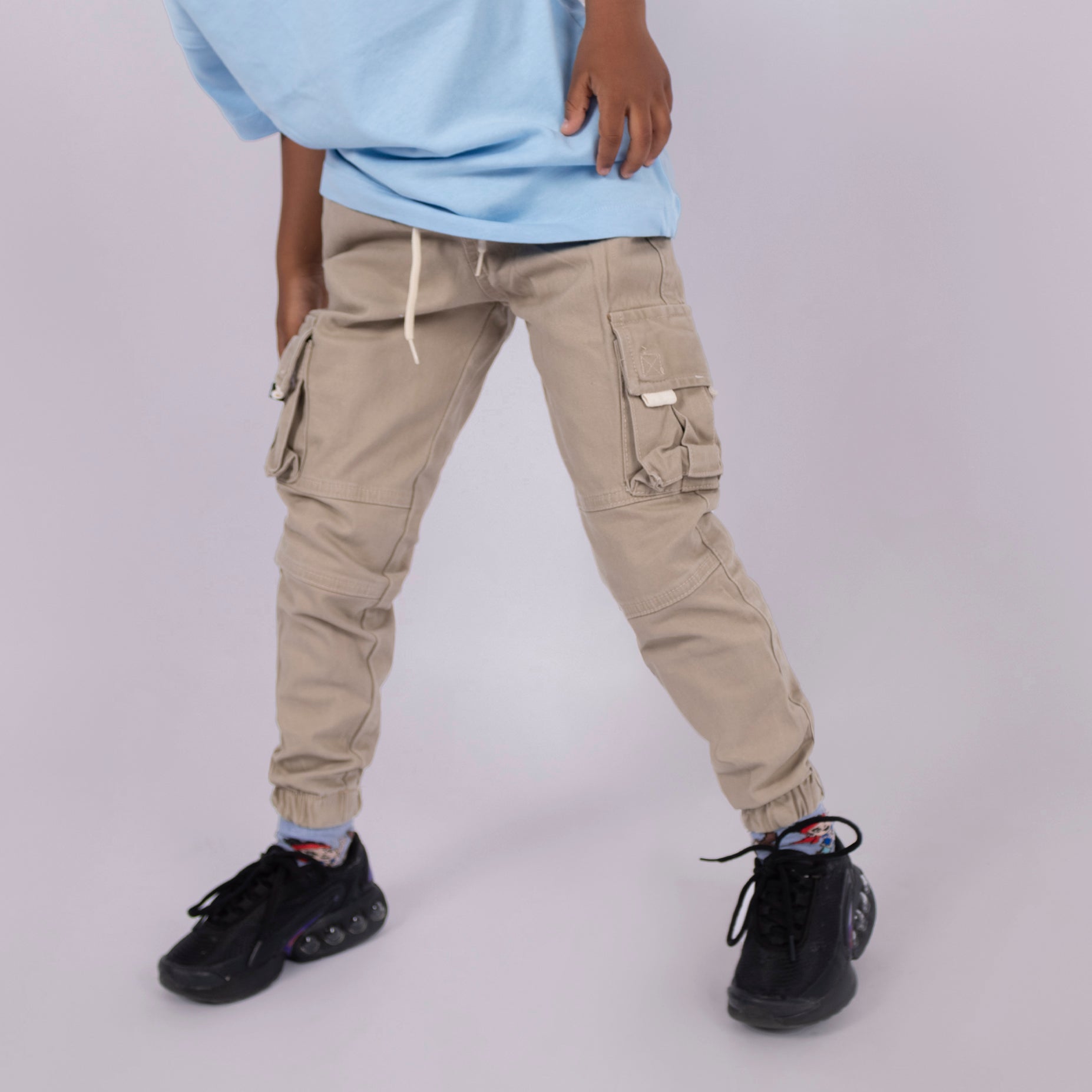 Jogger niño en Dril camel