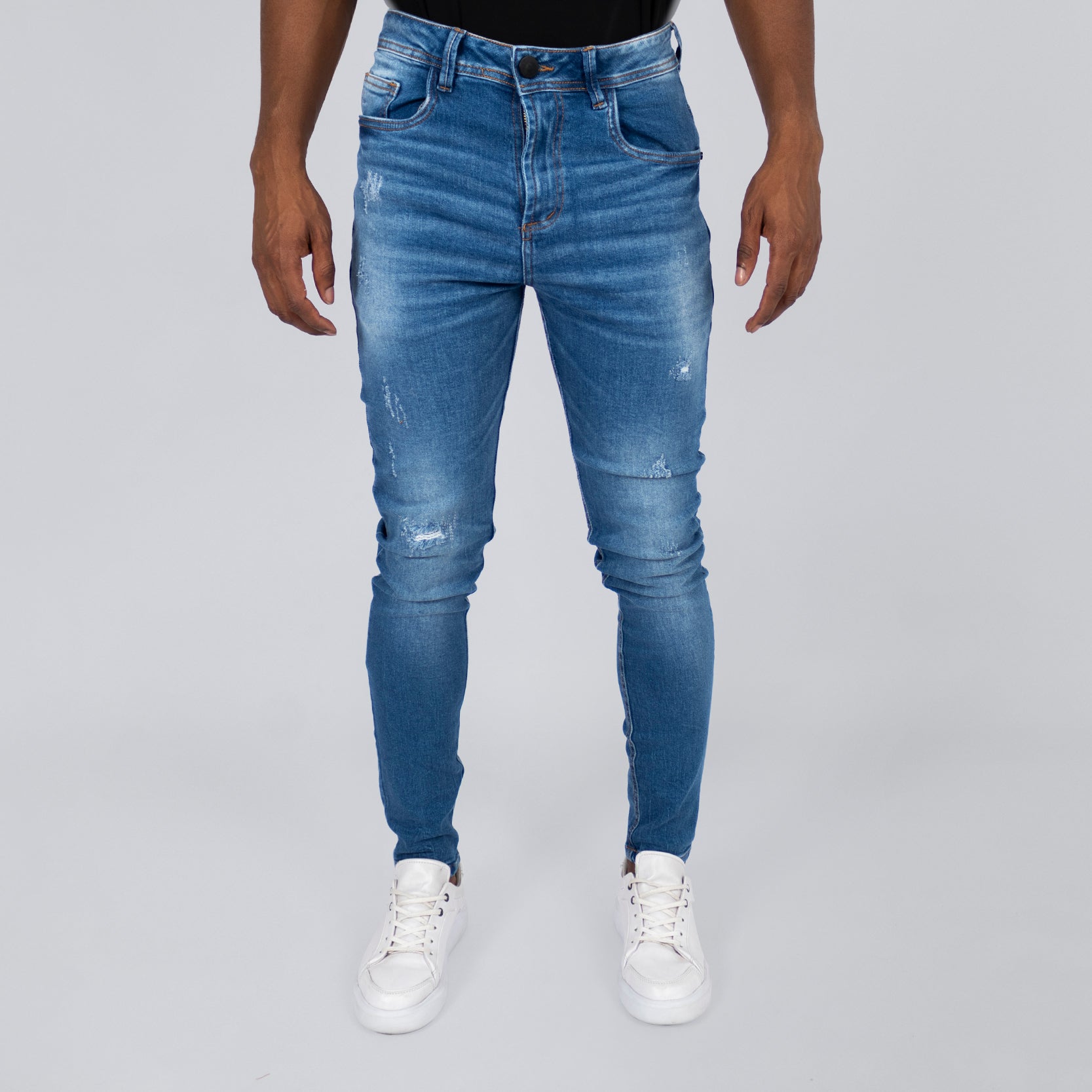 Jean hombre medio con desgaste