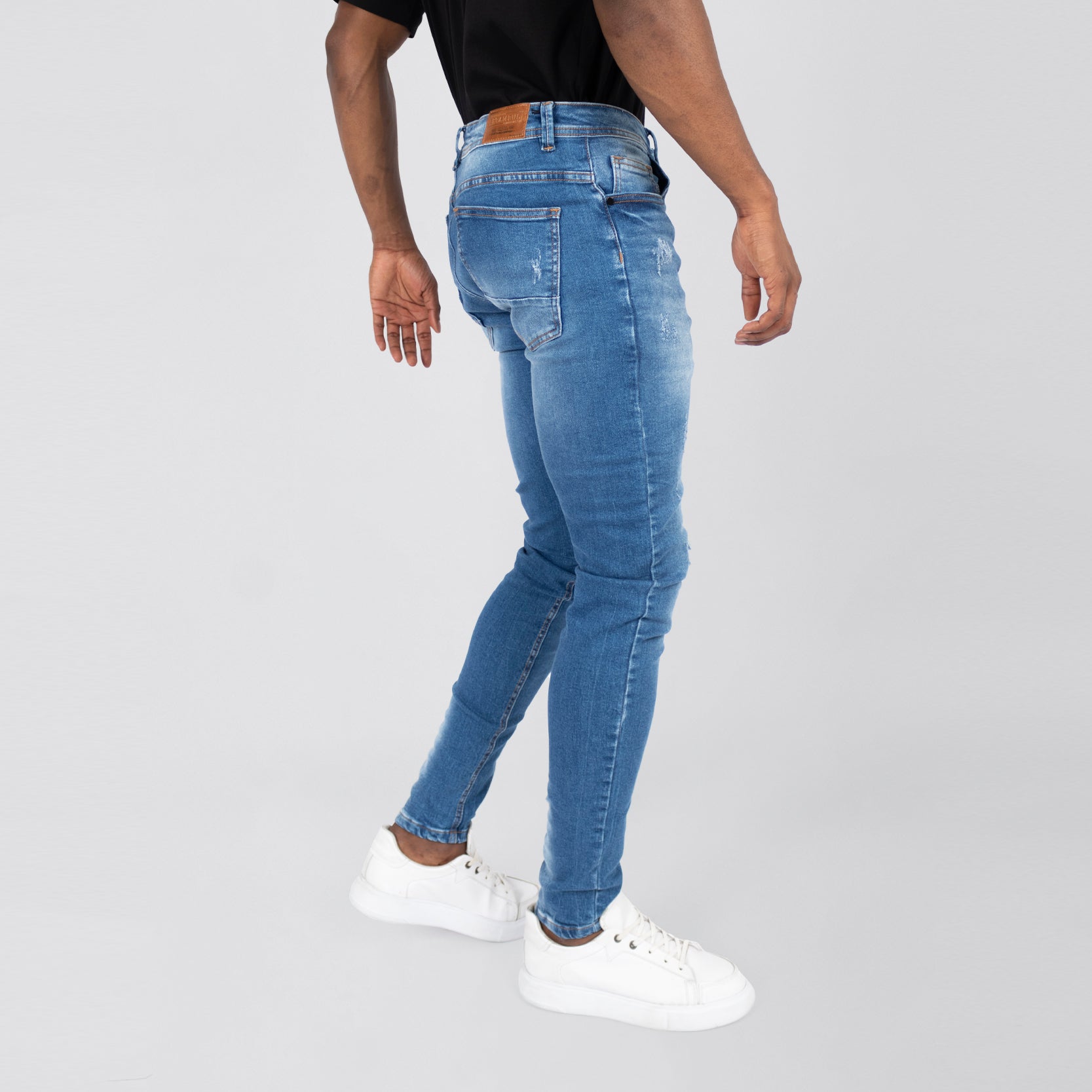 Jean hombre medio con desgaste