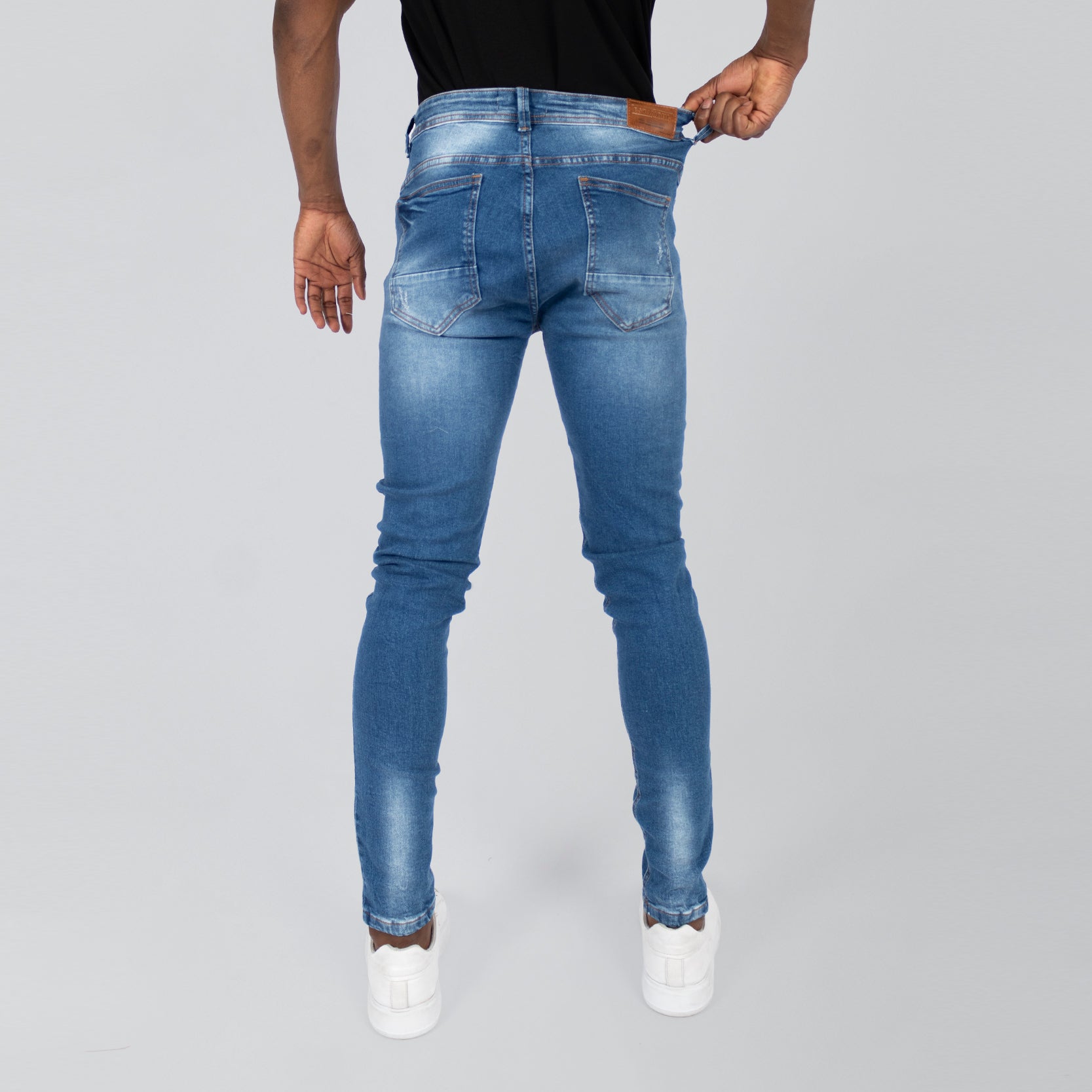 Jean hombre medio con desgaste