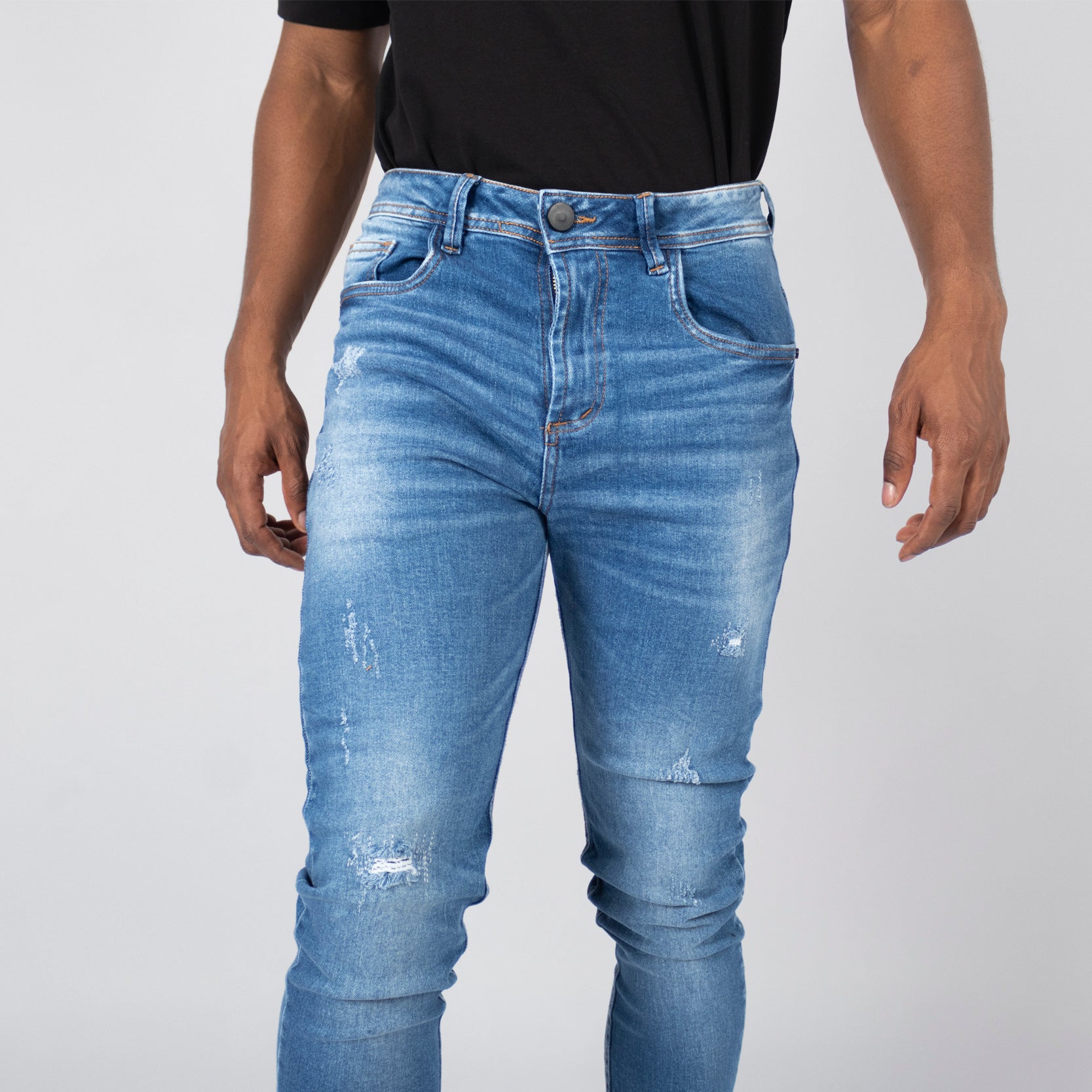 Jean hombre medio con desgaste