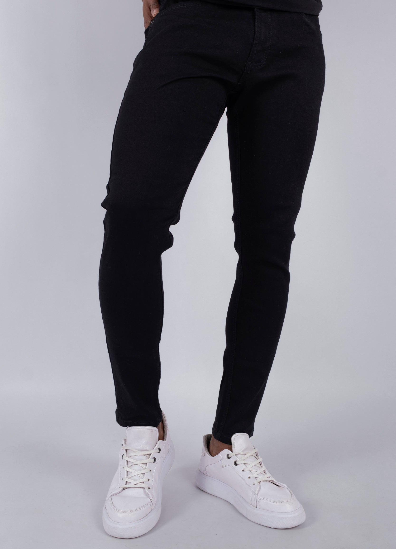 Jean hombre skinny negro clásico