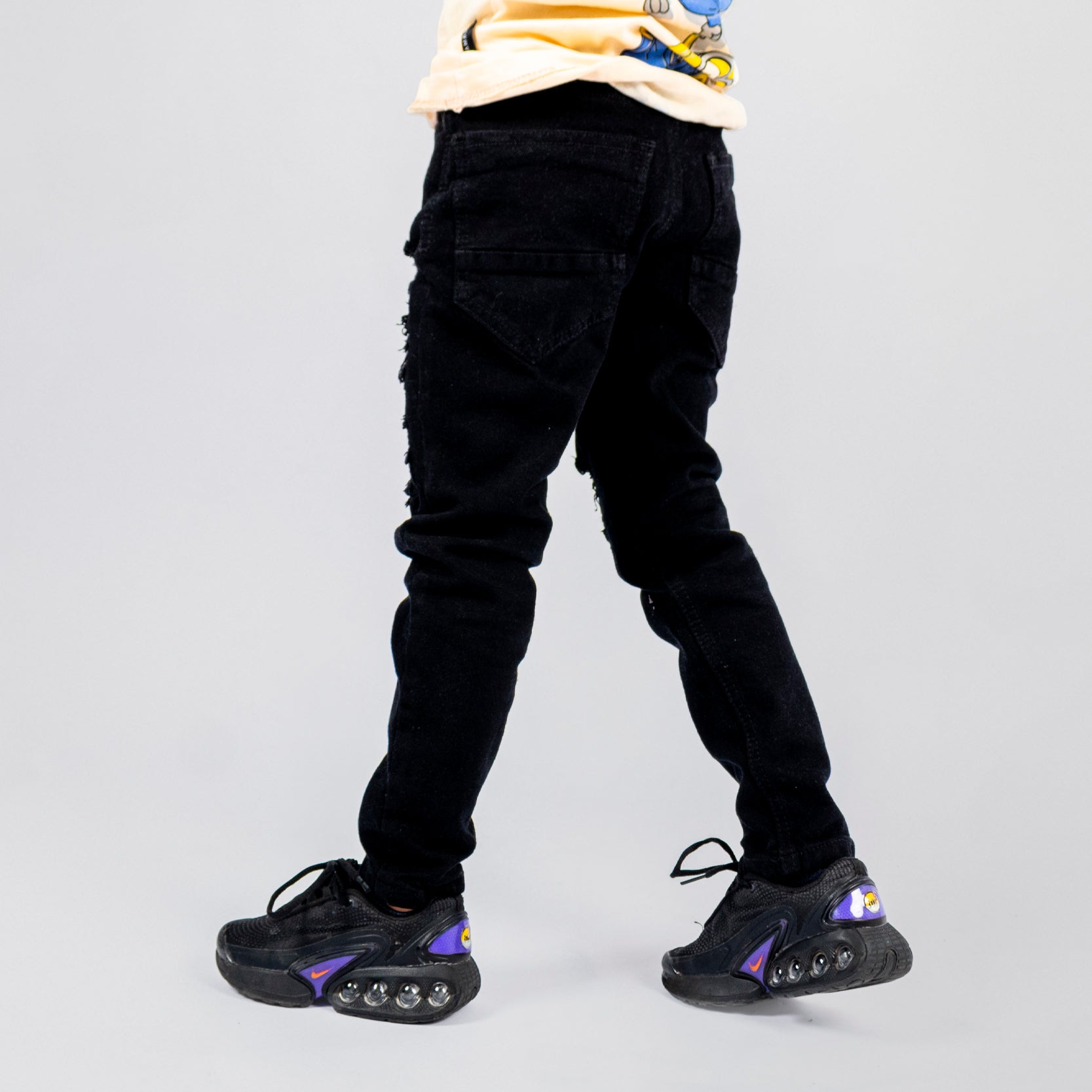 Jean niño negro rotos