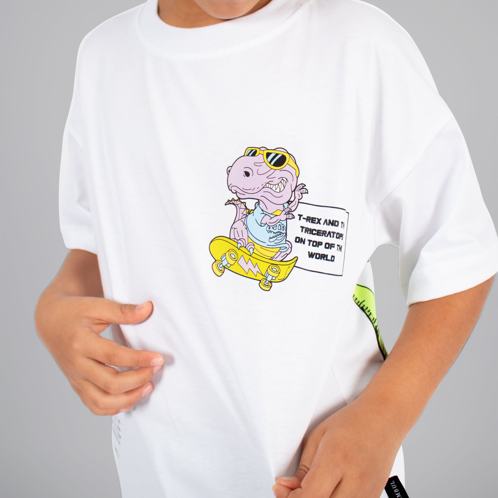 Oversize niño dinosaurio