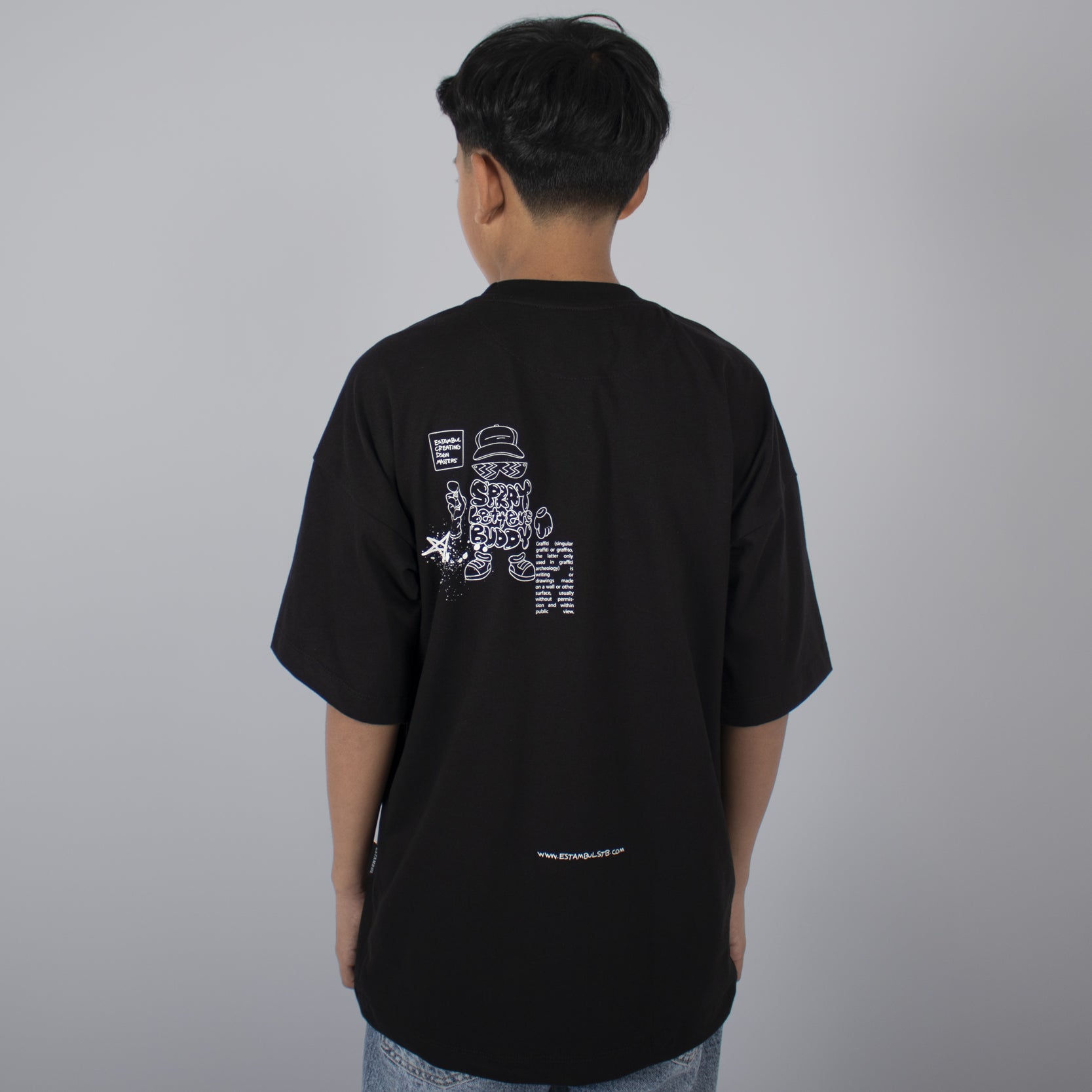 Oversize niño spray letters