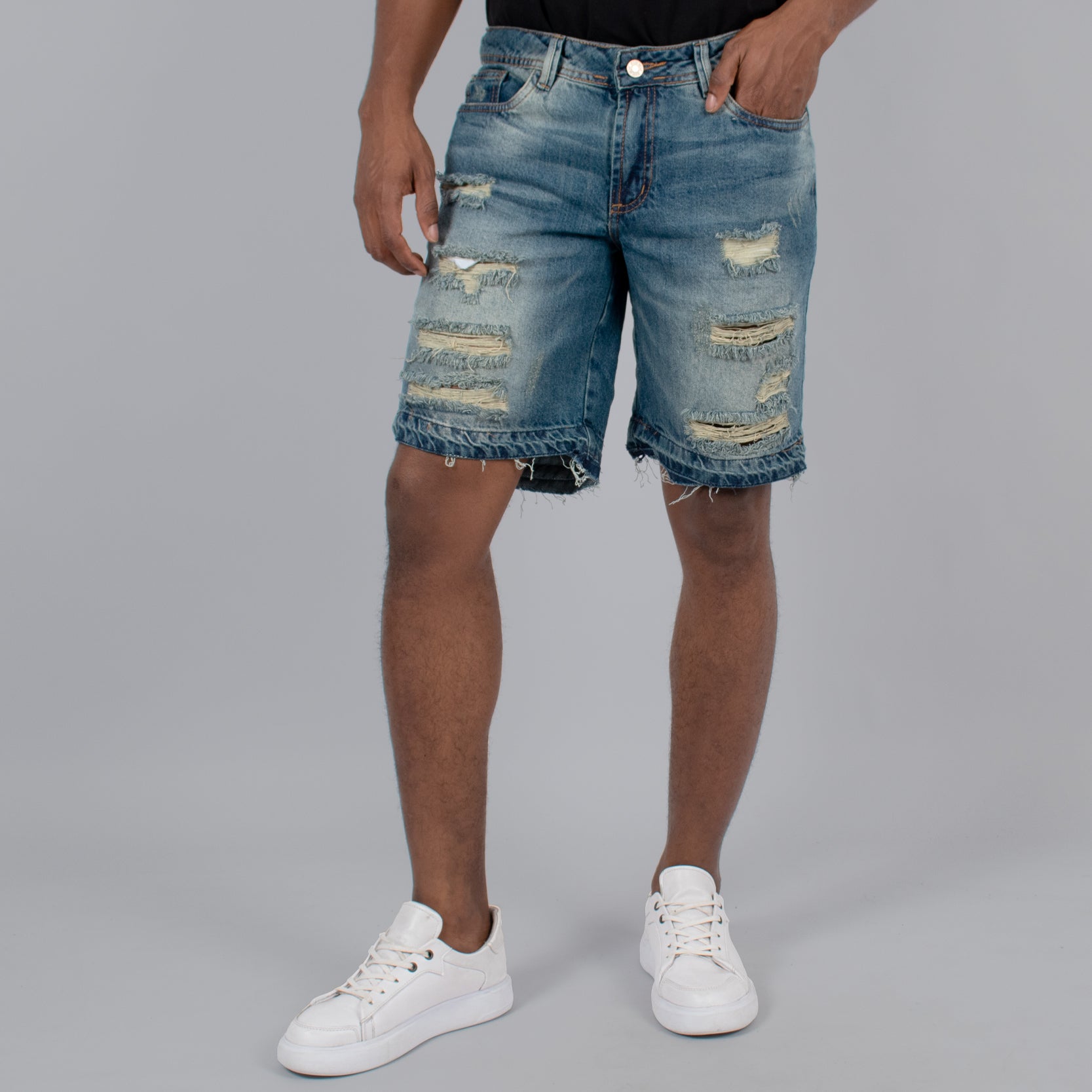 Bermuda hombre medio rotos