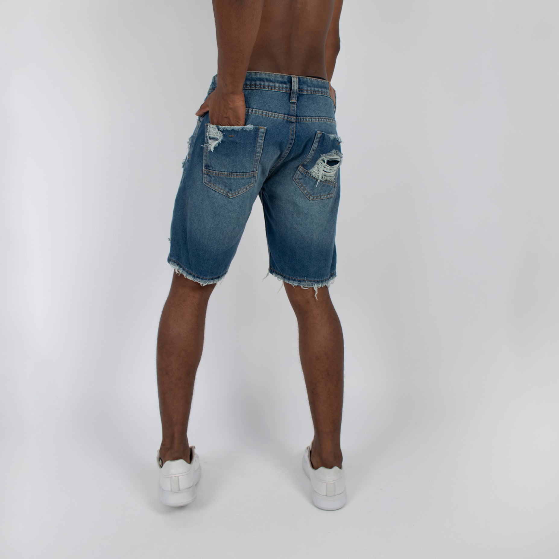 Bermuda hombre azul con rotos